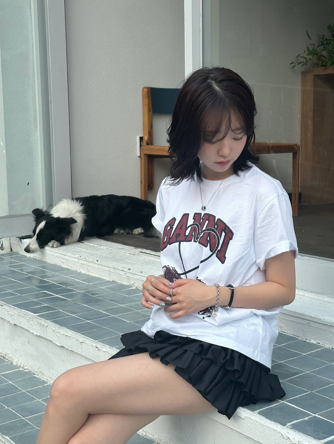 (W) 가니 릴렉스드 체리 티셔츠 브라이트 화이트 착용 스타일 - 1