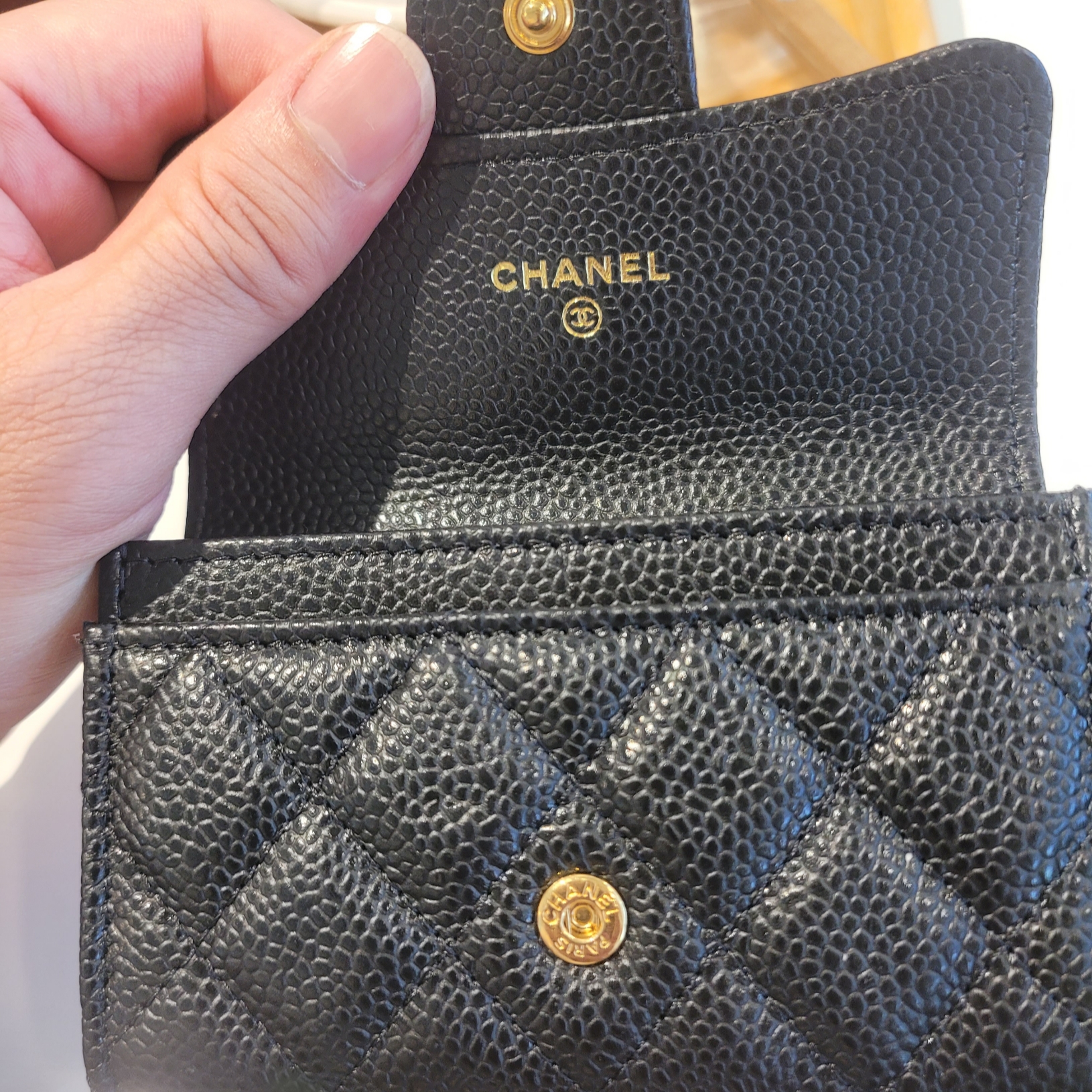 Chanel Classic Card Holder Grained Calfskin & Gold Black 착용 스타일 - 2