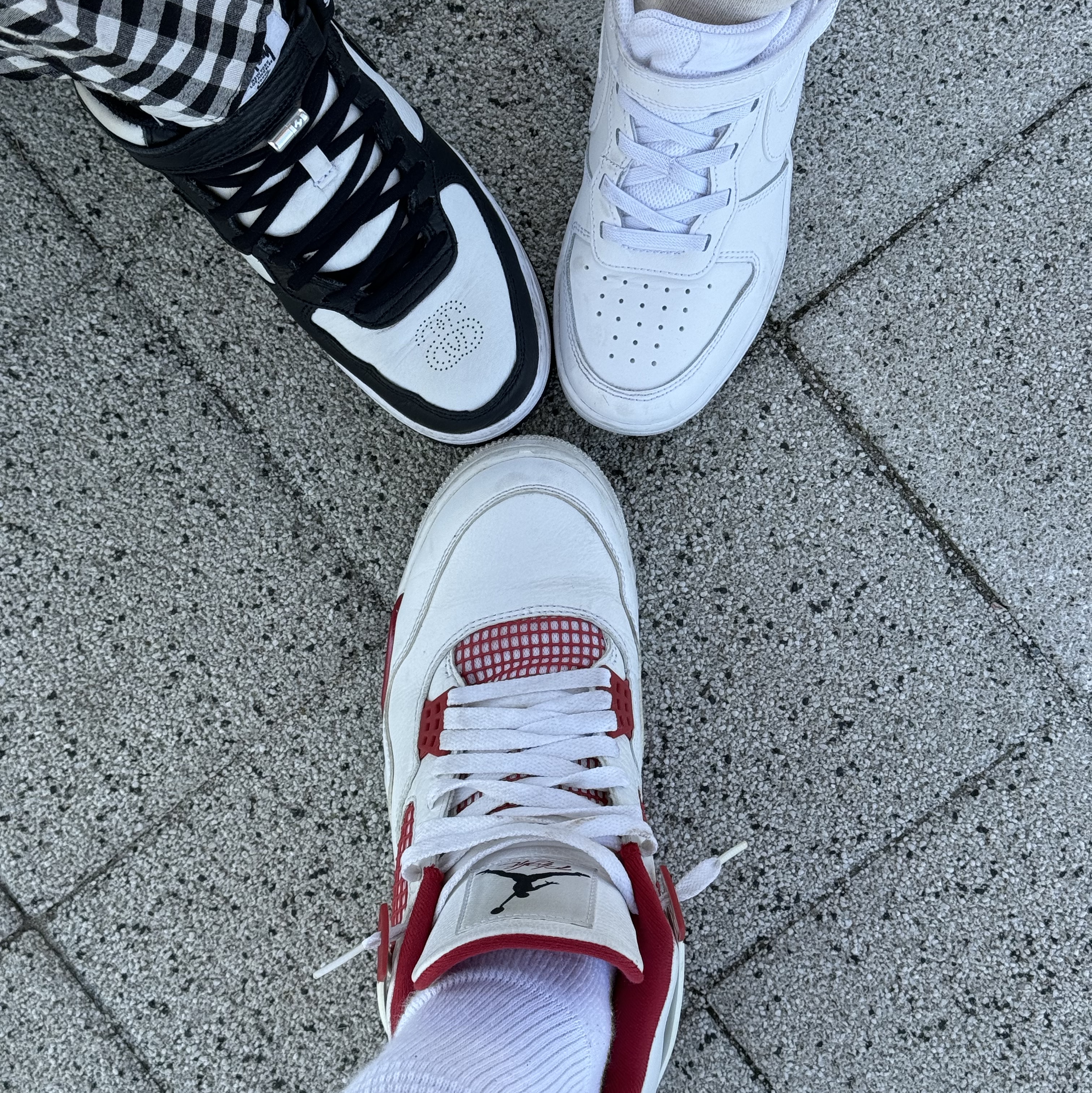 (PS) Nike Court Borough Low 2 Triple White, Nike x Stussy Air Force 1 '07 Mid SP Black and Light Bone 착용 스타일