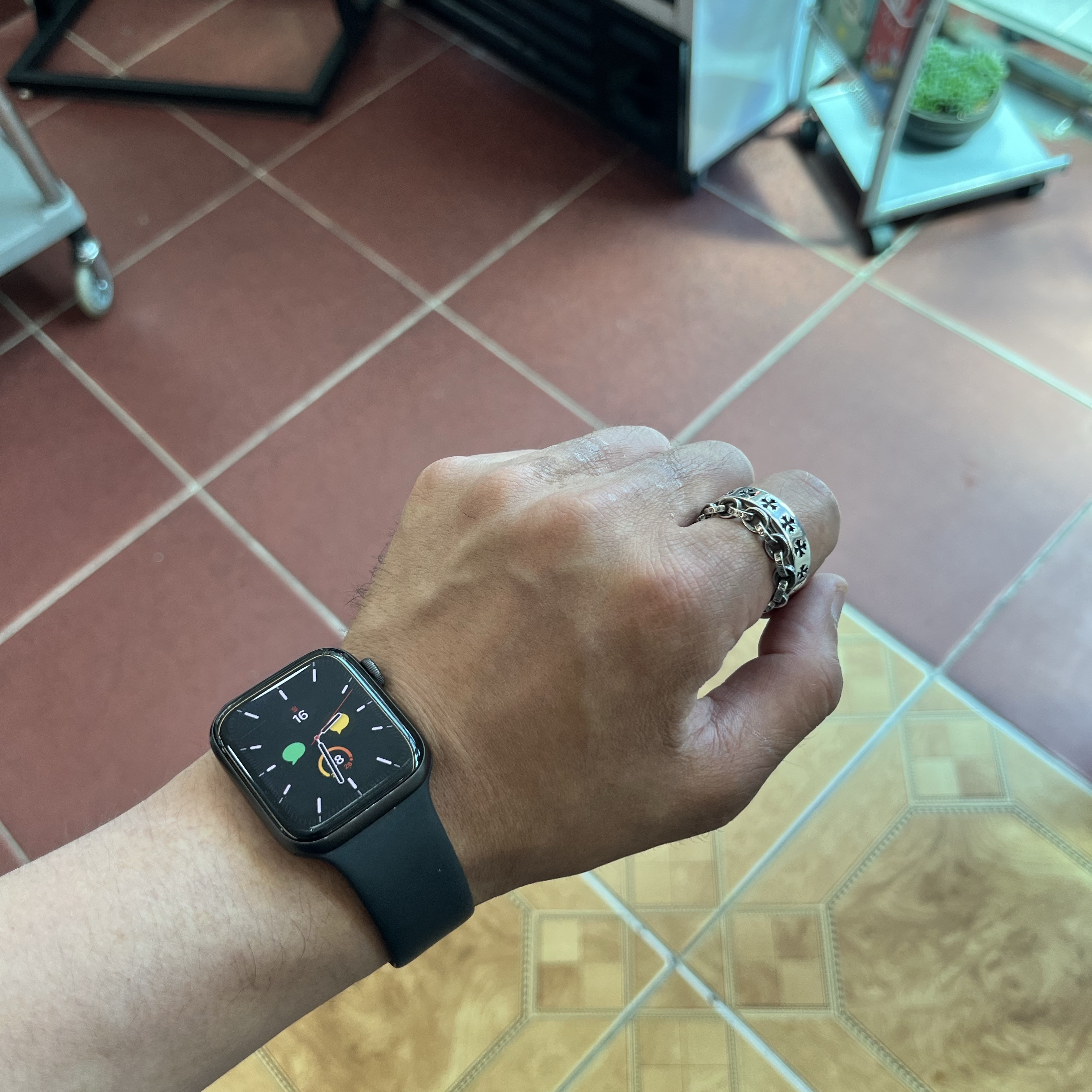 Apple Watch SE 40mm GPS Midnight Aluminum Case with Sport Band Midnight (Korean Ver.) 착용 스타일