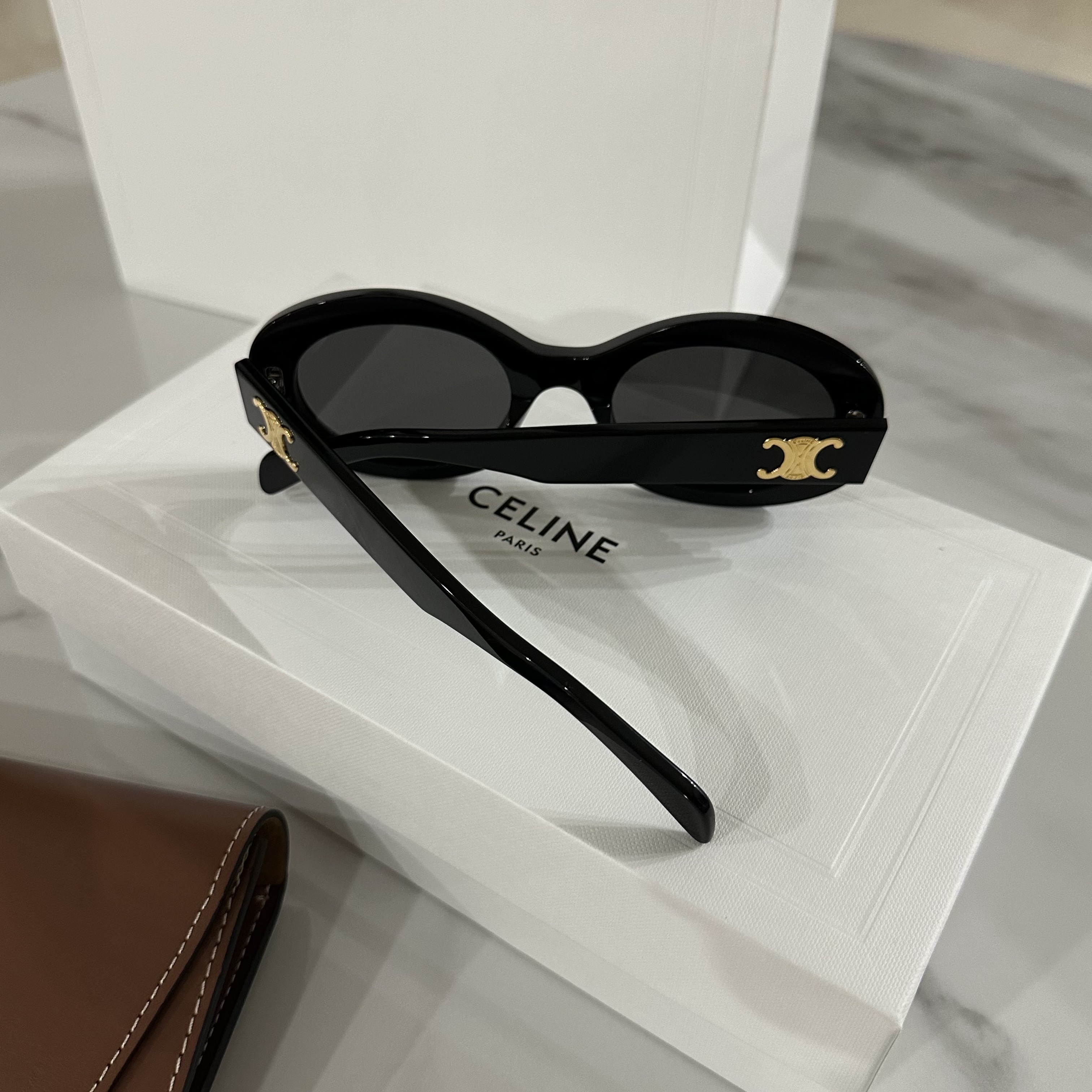(W) Celine Triomphe 01 Sunglasses in Acetate Black 착용 스타일 - 1
