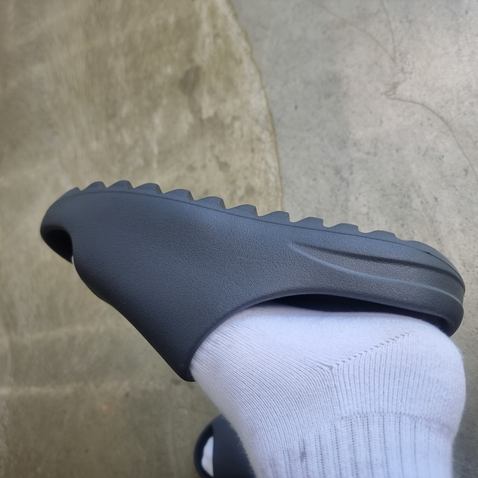 Adidas Yeezy Slide Slate Grey 착용 스타일 - 2