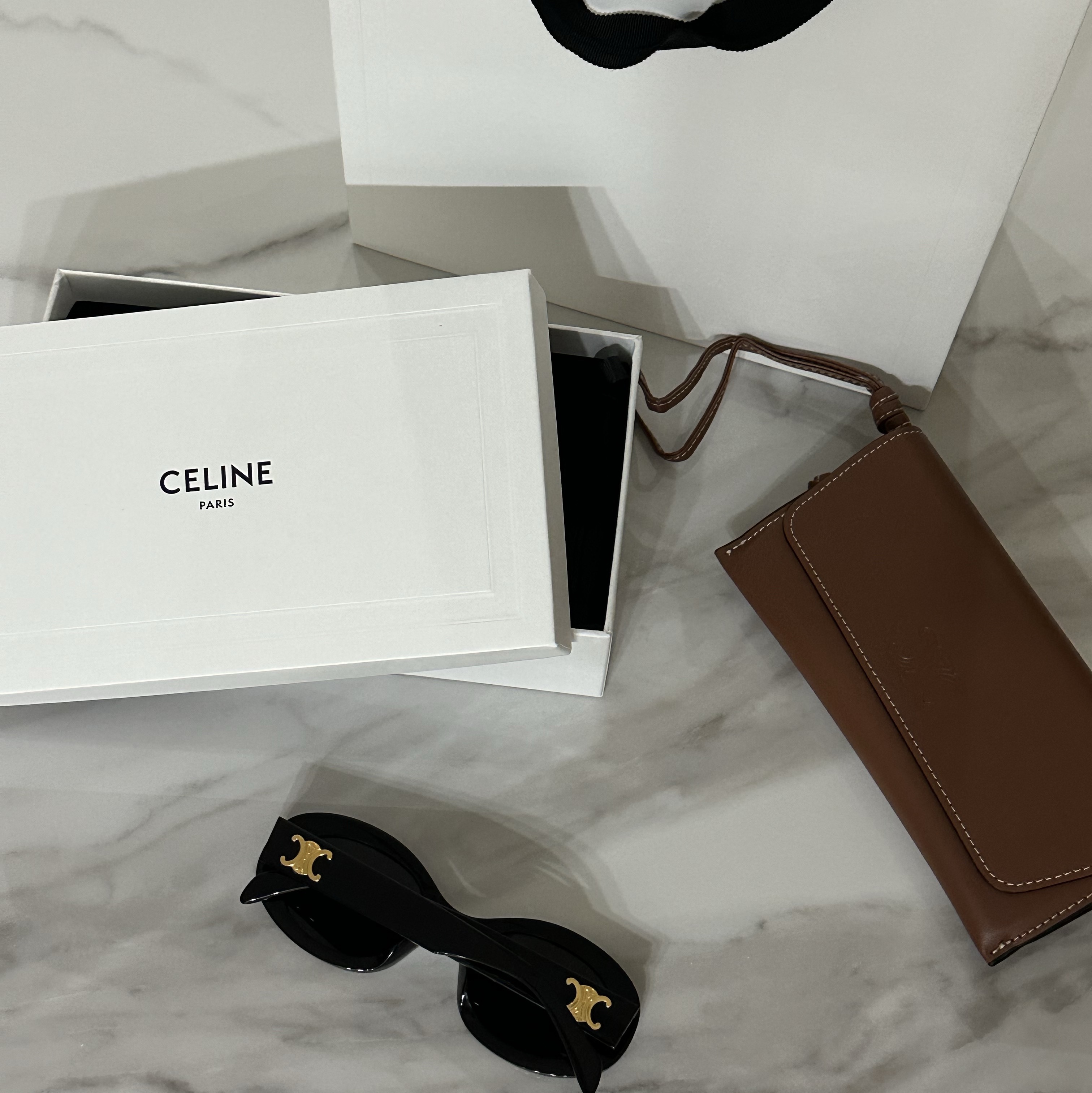 (W) Celine Triomphe 01 Sunglasses in Acetate Black 착용 스타일 - 2