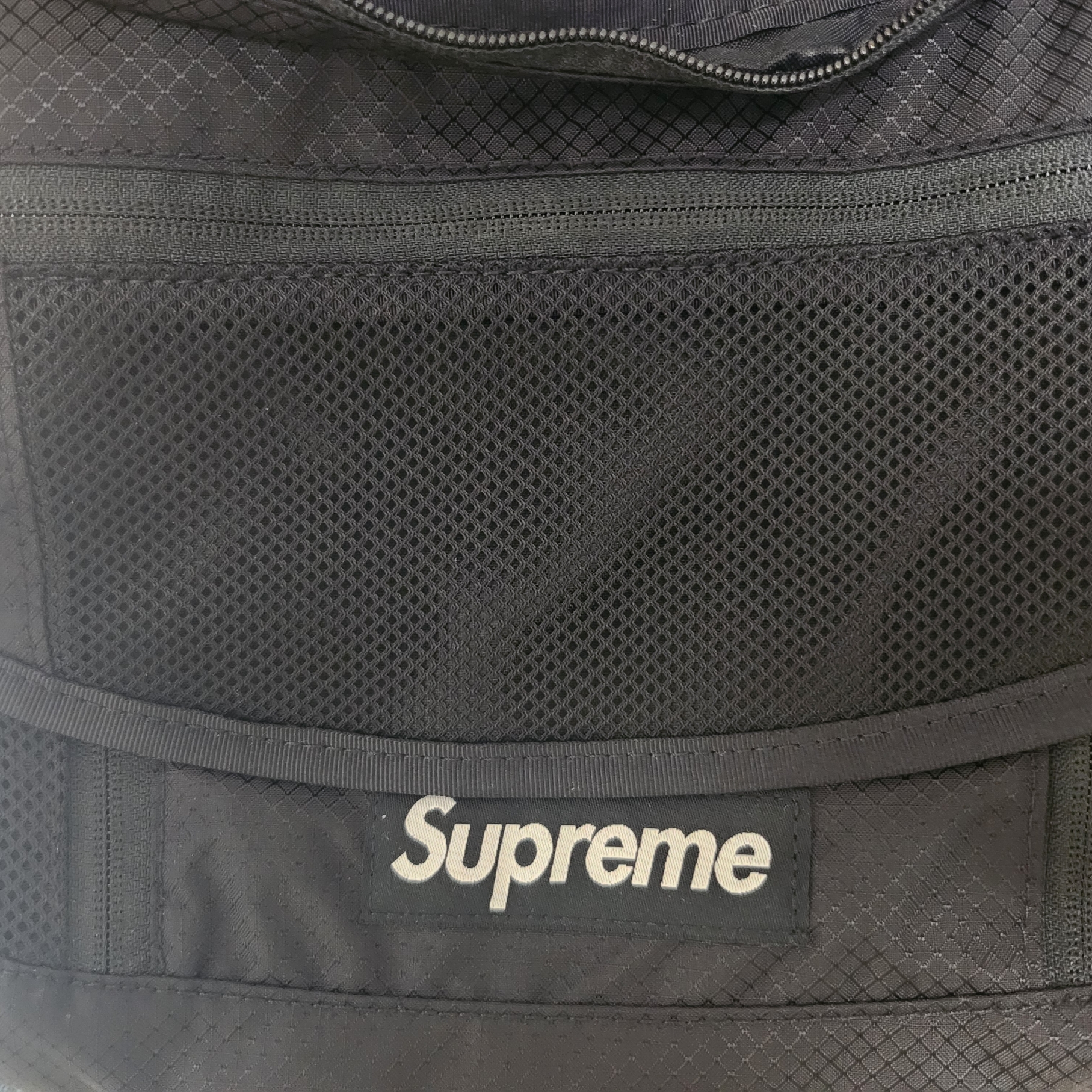 Supreme Small Messenger Bag Black - 22SS 착용 스타일