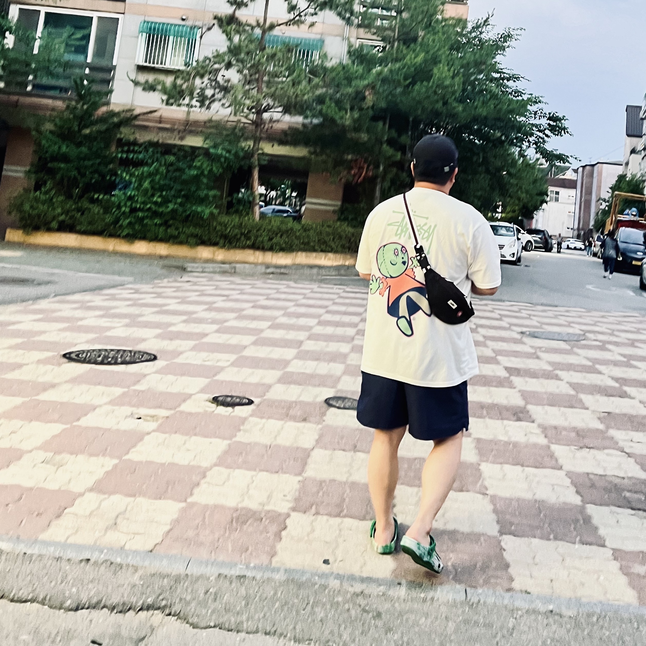 Crocs x Futura Laboratories Classic Clog Green Ivy, Stussy Dollie Pigment Dyed T-Shirt Natural 착용 스타일