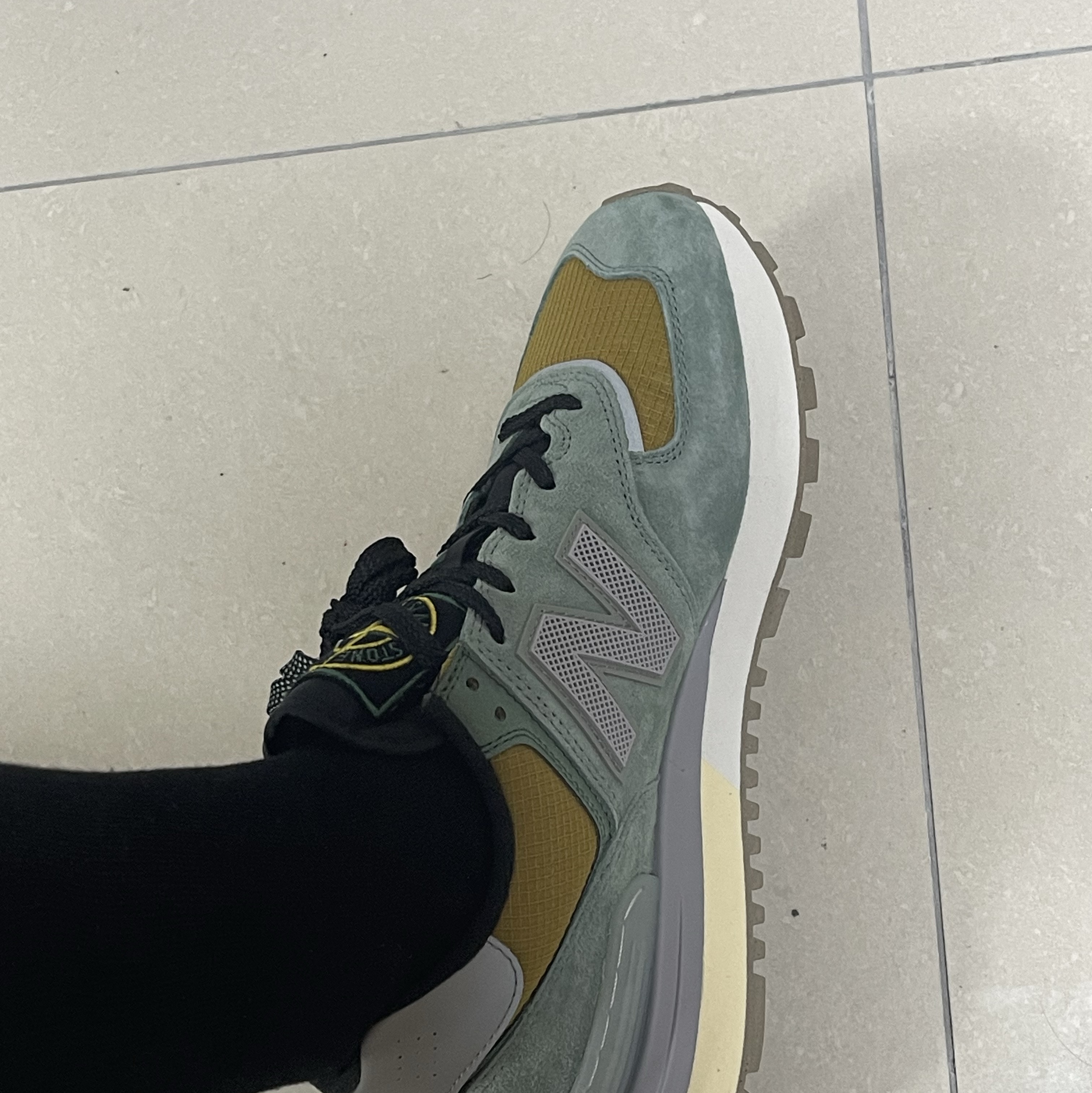 New Balance x Stone Island 574 Legacy Light Green 착용 스타일 - 2