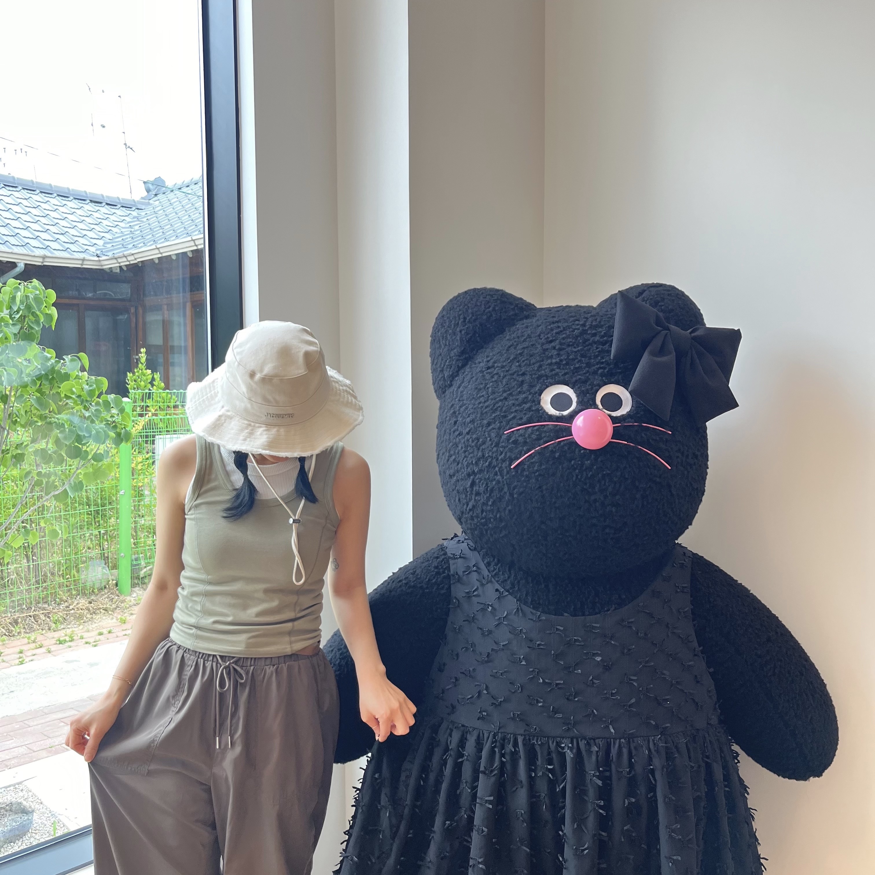 Jacquemus Le Bob Artichaut Bucket Hat Off White, Arc'teryx Mantis 1 Waistpack Relic 착용 스타일 - 2