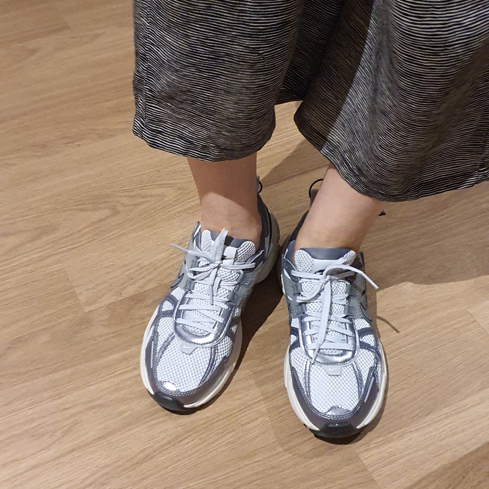 Nike V2K Run Pure Platinum Wolf Grey 착용 스타일