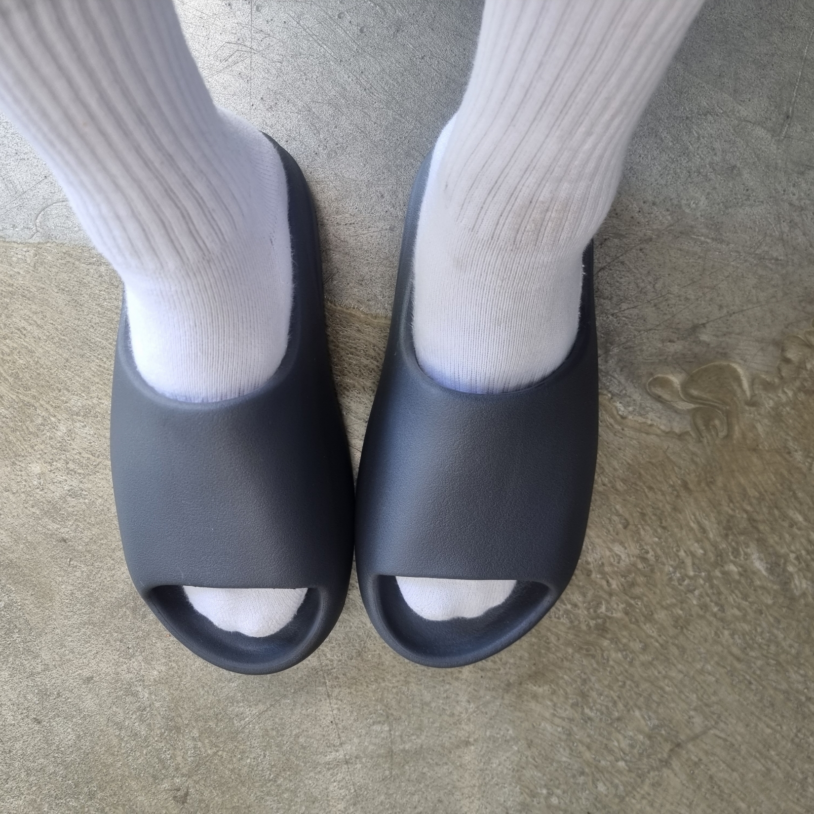 Adidas Yeezy Slide Slate Grey 착용 스타일 - 1