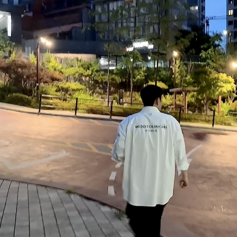 Wooyoungmi Cotton Back Logo Shirt White - 23FW, Jordan 1 x Travis Scott x Fragment Retro Low OG SP Military Blue 착용 스타일 - 2