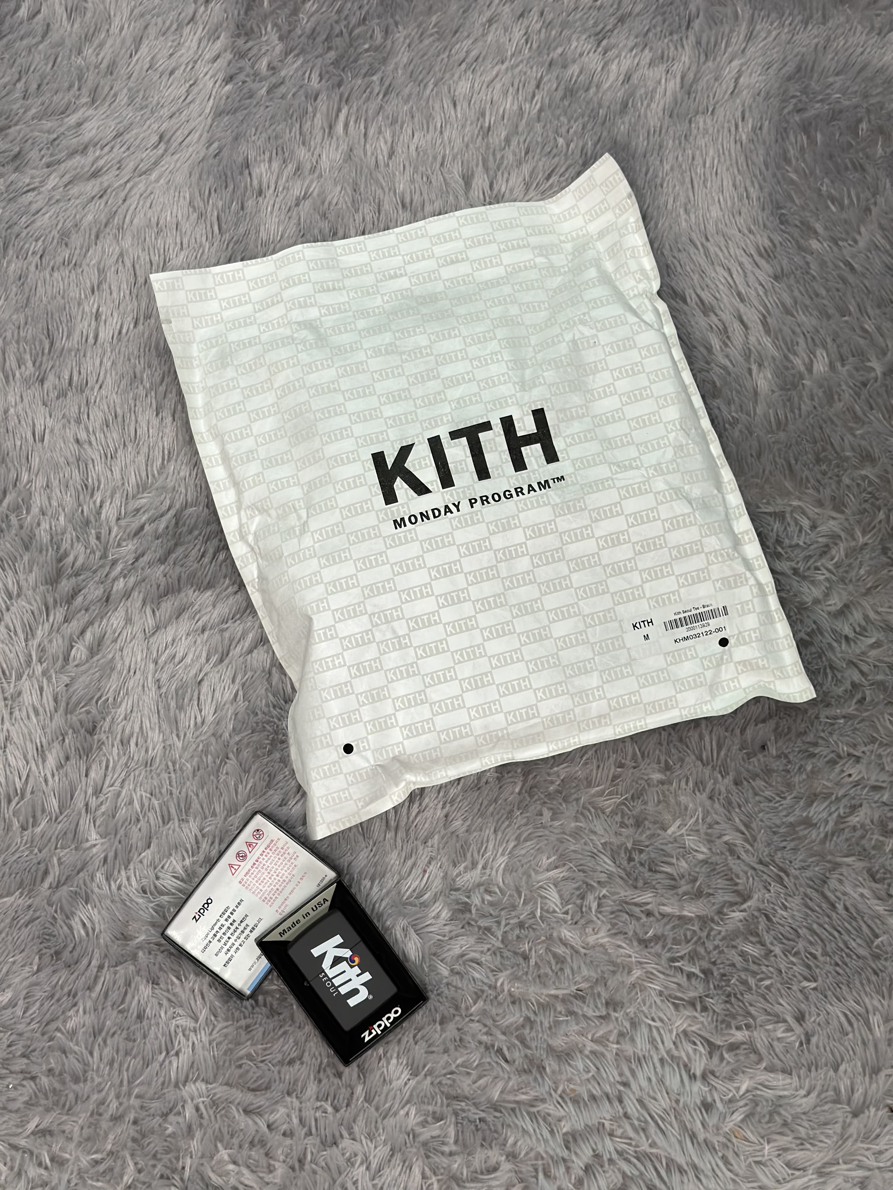 Kith Seoul T-Shirt Black, Kith Seoul Zippo Lighter Black 착용 스타일 - 2