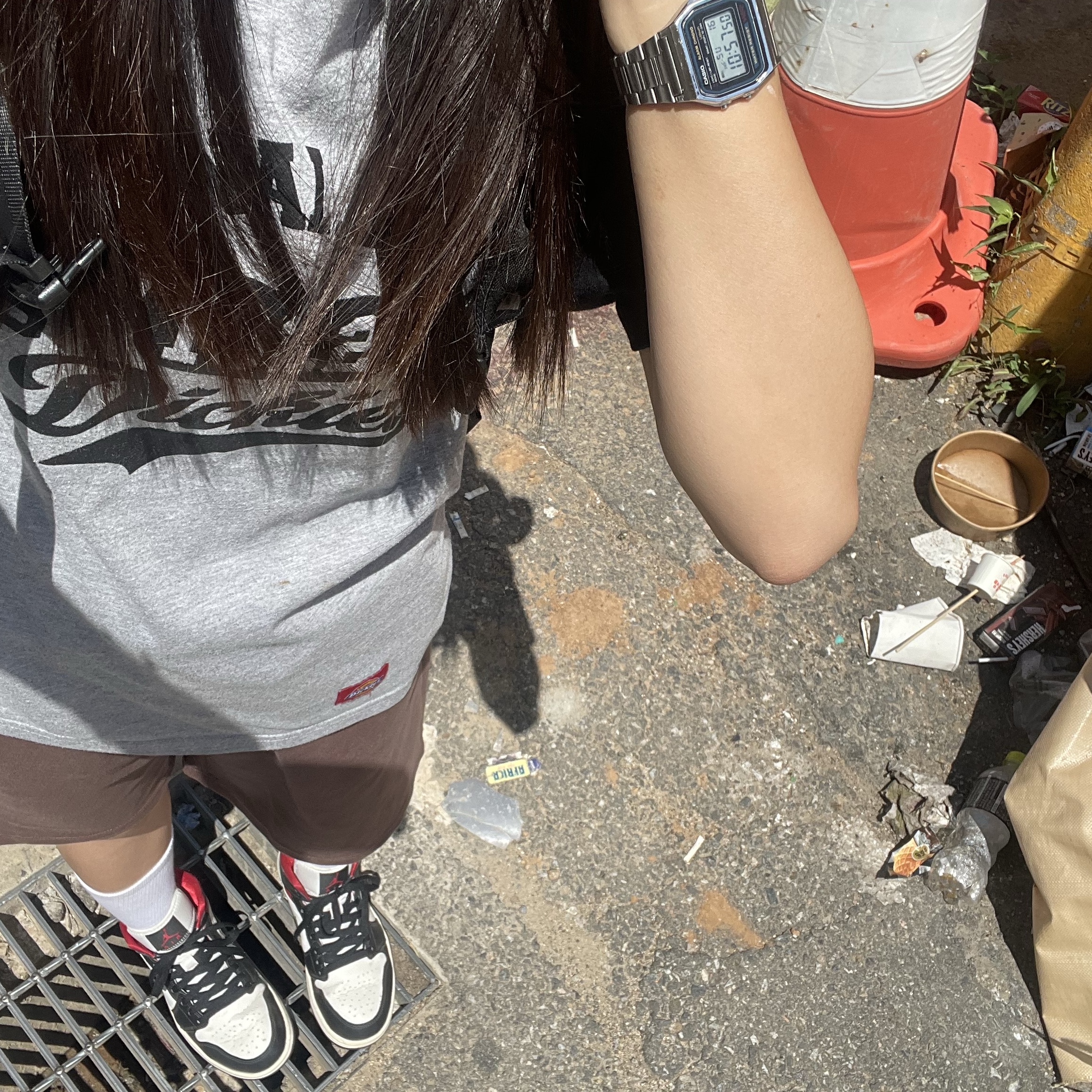 Casio A-158WA-1, (W) Jordan 1 Mid Black Gym Red 착용 스타일