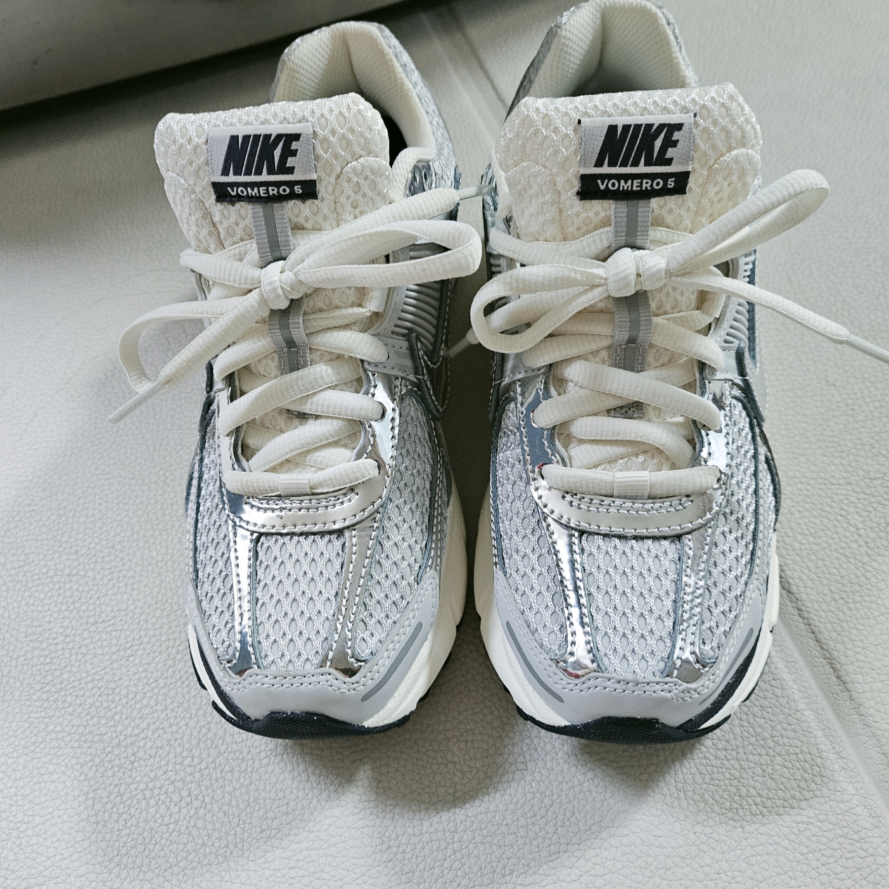 (W) Nike Zoom Vomero 5 Photon Dust and Metallic Silver 착용 스타일