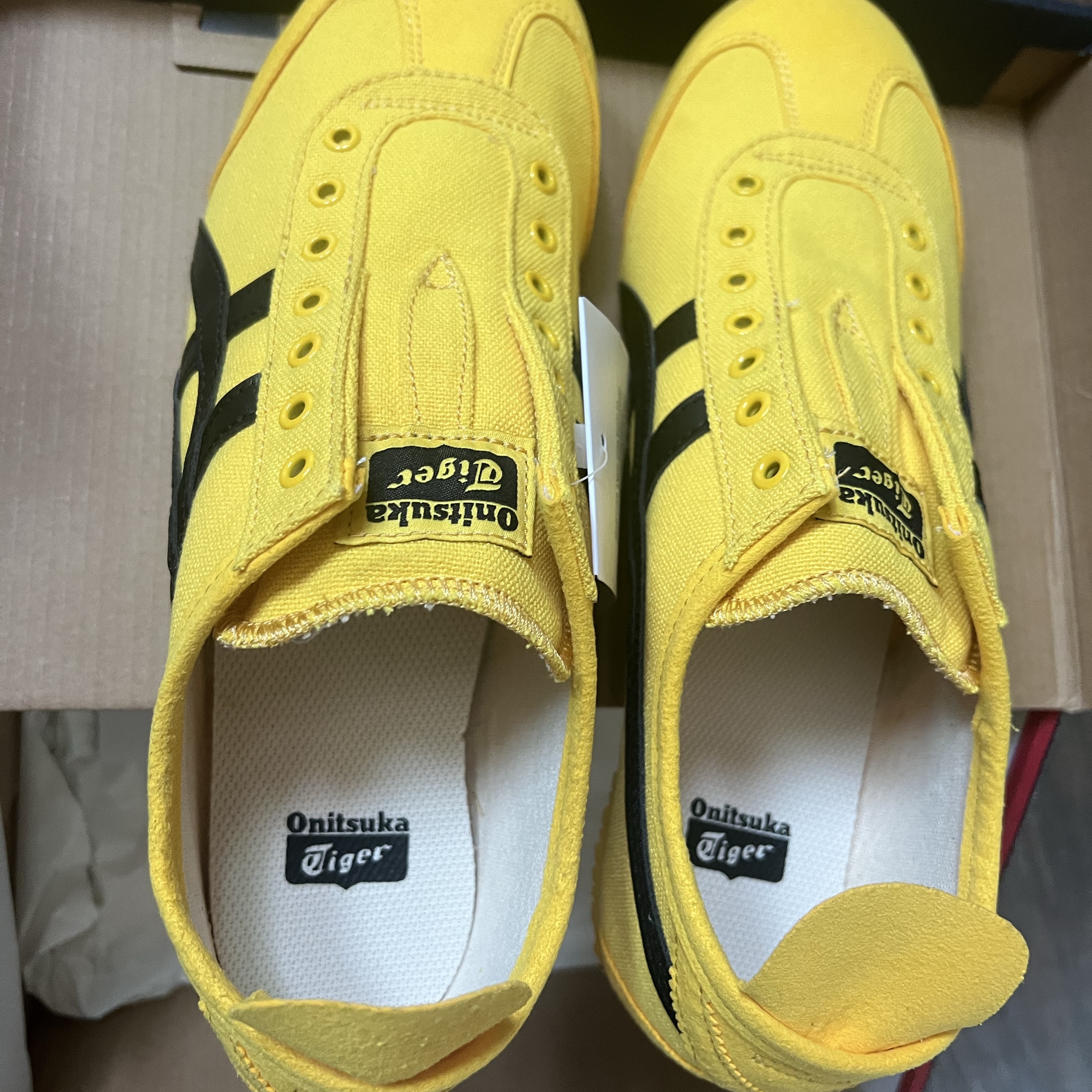 Onitsuka Tiger Mexico 66 Slip-On Yellow Black 착용 스타일