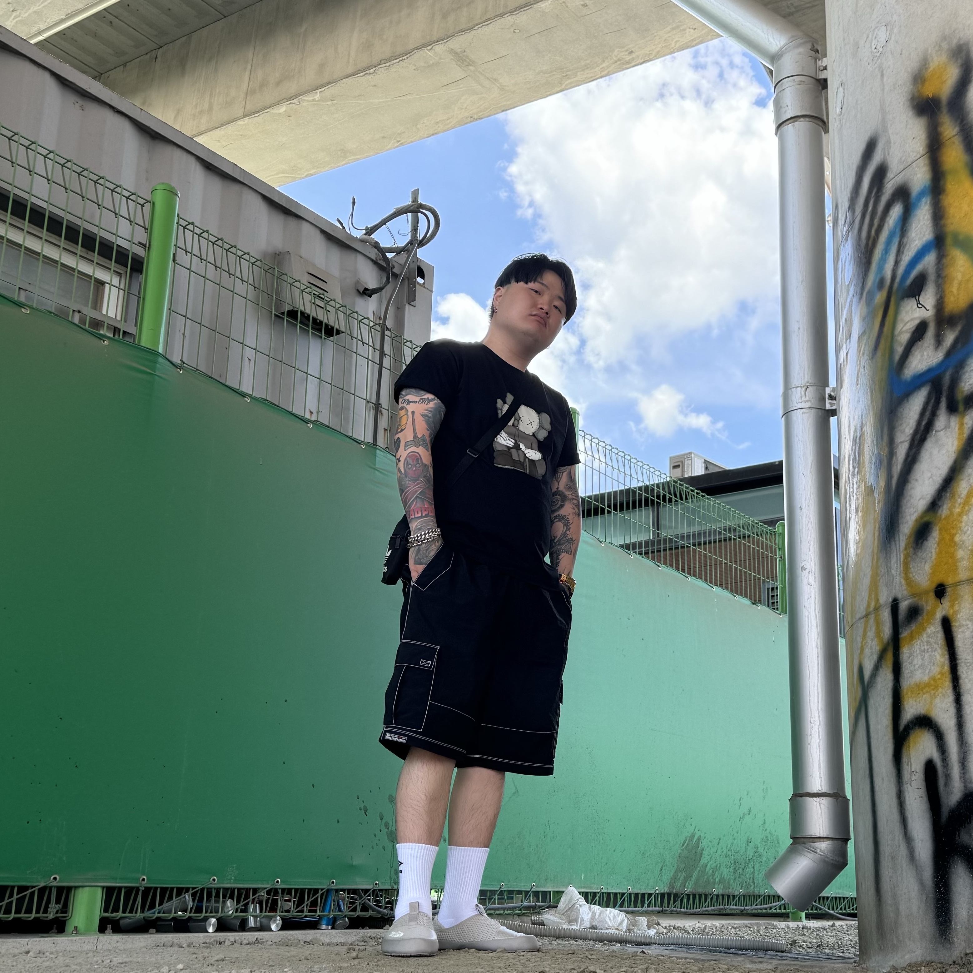 Uniqlo UT x Kaws Short Sleeve Graphic T-Shirt Black, The North Face Base Camp Mules Sandstone Gardenia White 착용 스타일