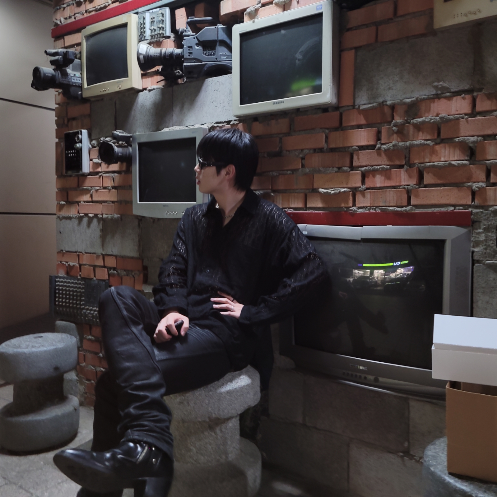 Gentle Monster x Maison Margiela MM107 Leather Black Black 착용 스타일 - 1