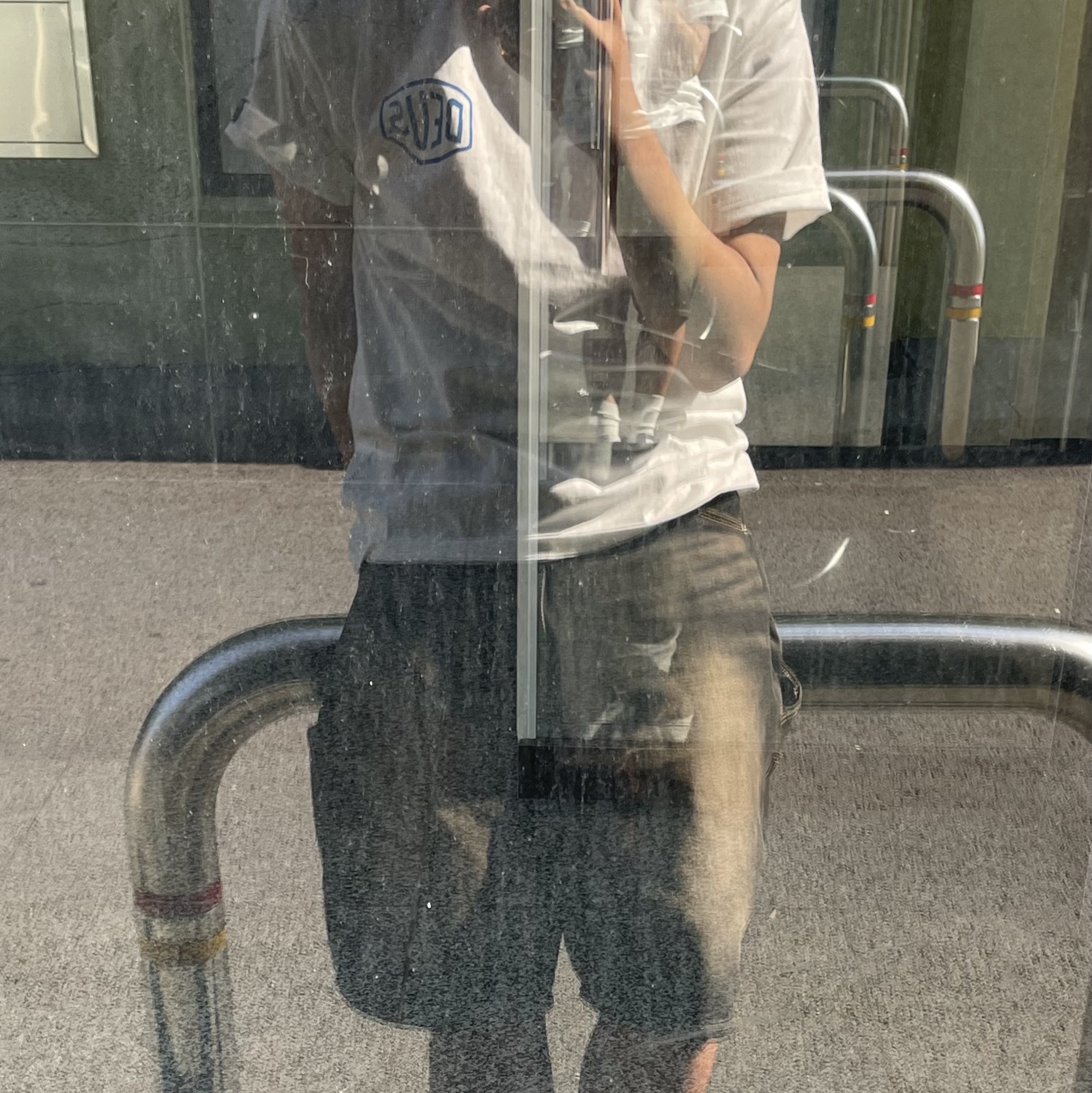 Deus Ex Machina Seongsu Address T-Shirt White Midnight Blue 착용 스타일