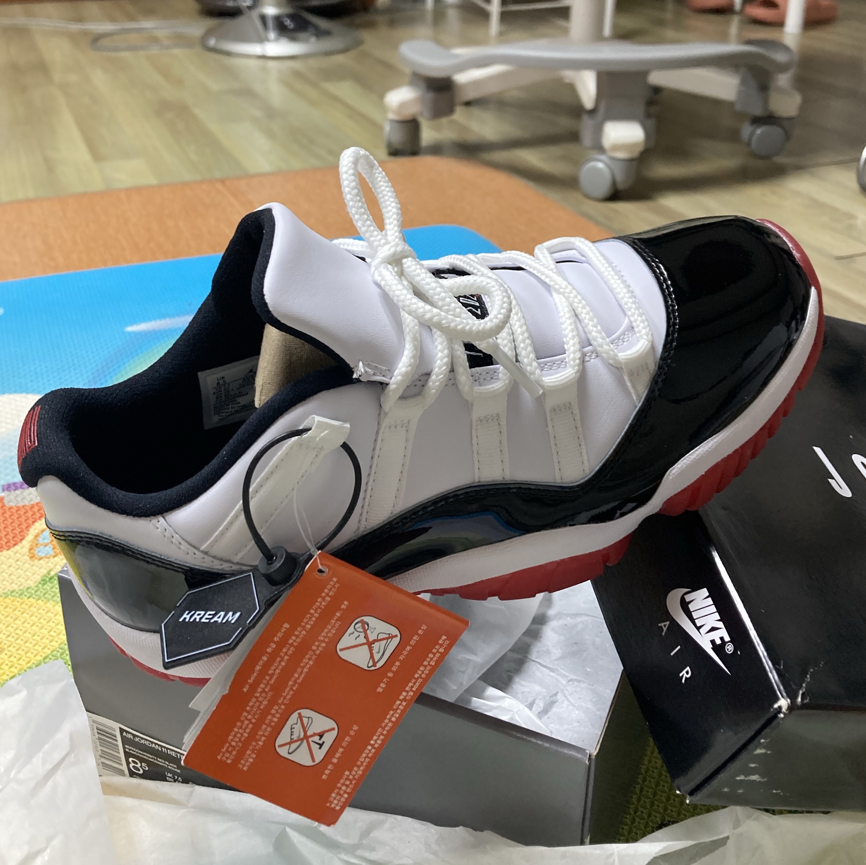 Jordan 11 Retro Low Concord Bred 착용 스타일 - 2