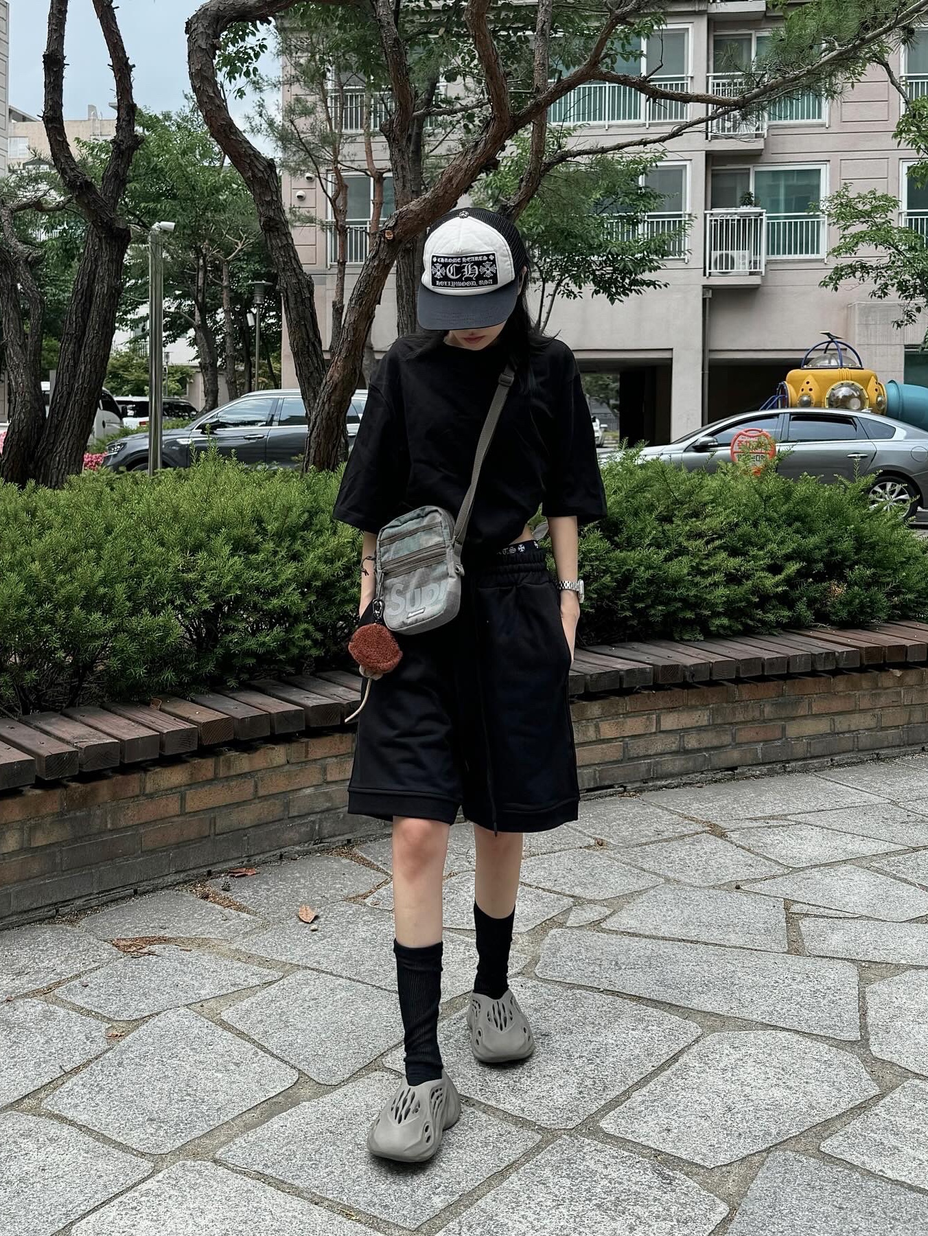 Chrome Hearts CH Hollywood Trucker Hat Black White, Supreme Shoulder Bag Woodland Camo - 24SS 착용 스타일 - 2