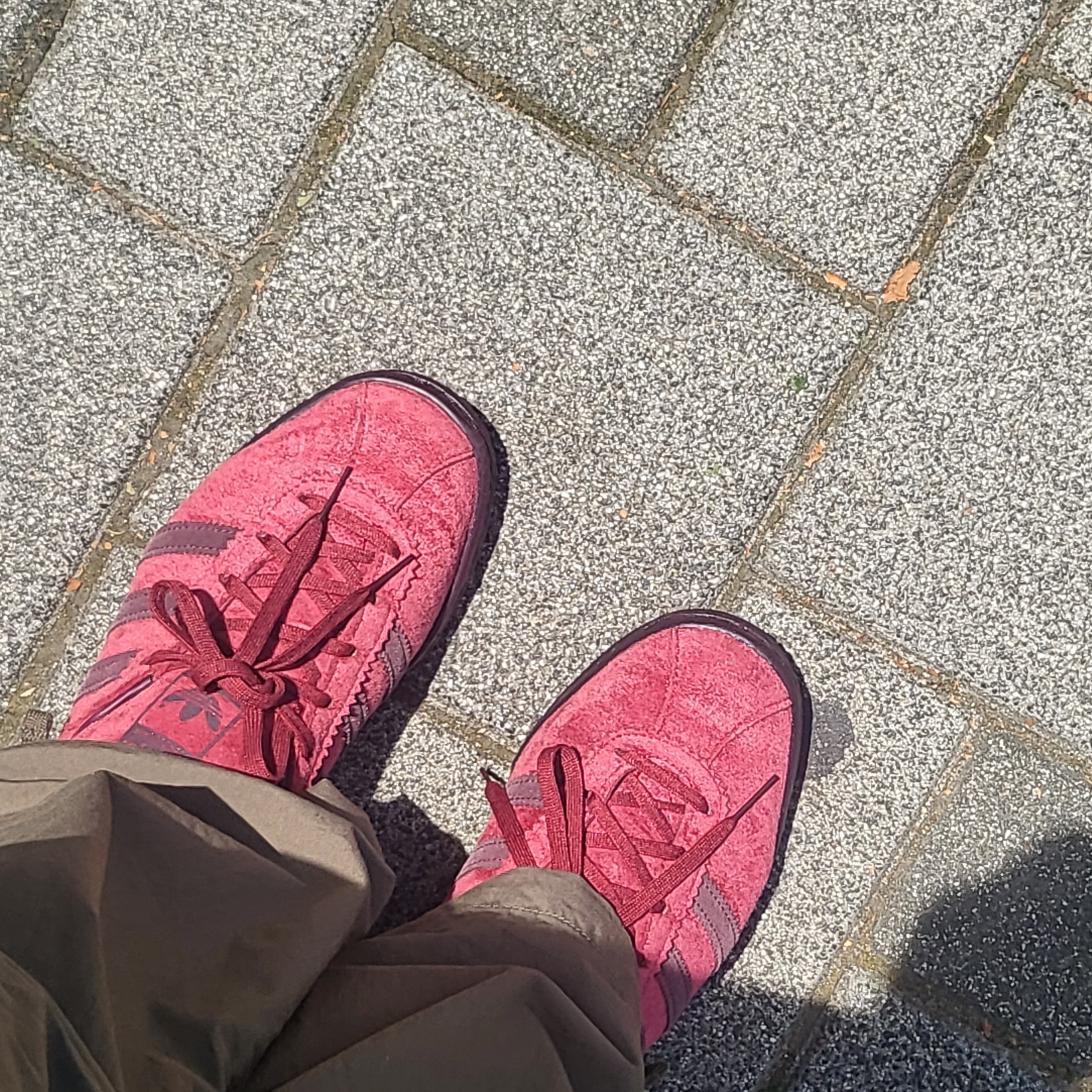 Adidas Tobacco Gruen Collegiate Burgundy 착용 스타일 - 1