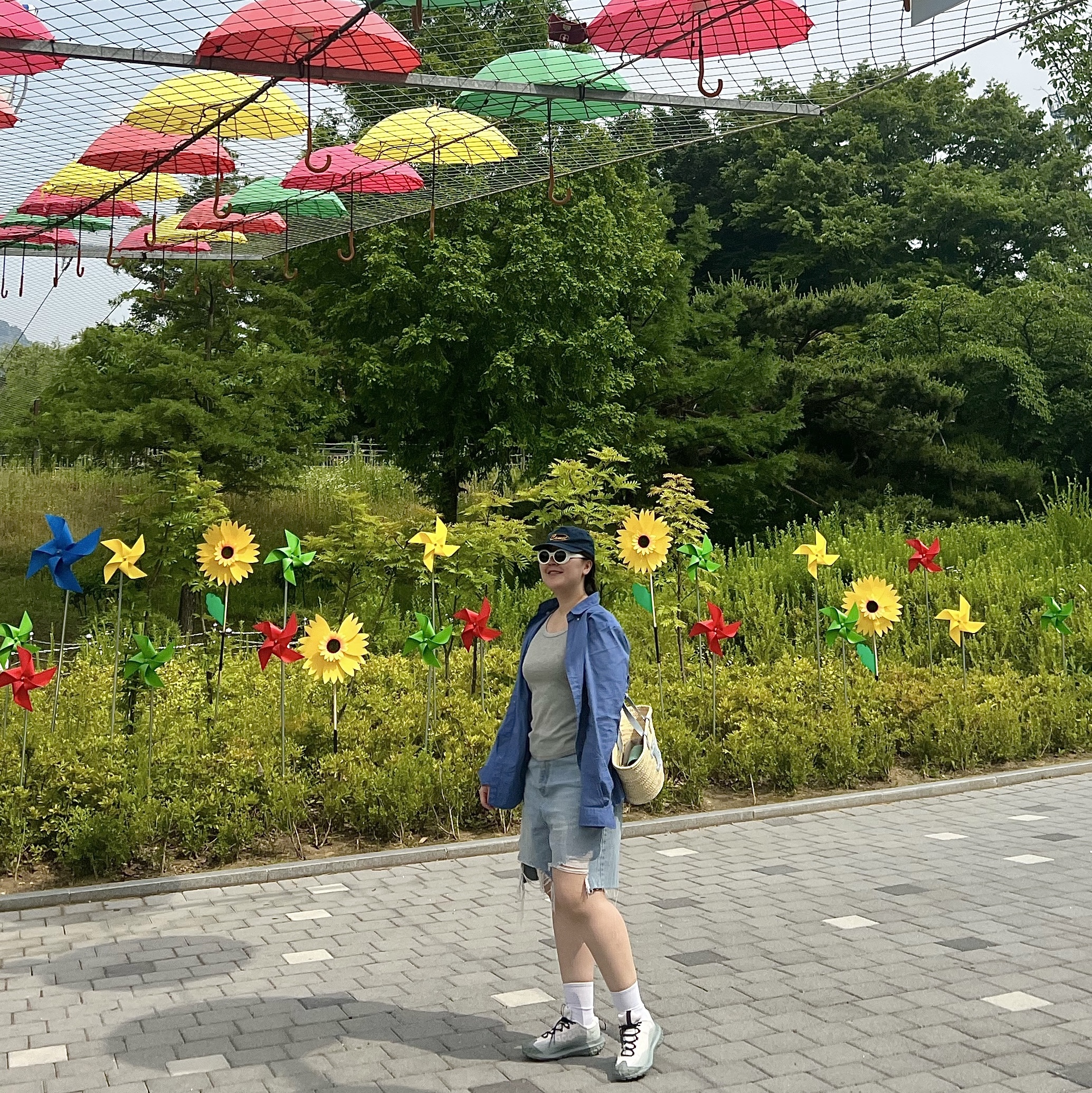 Celine Medium Triomphe Celine Classic Panier in Palm Leaves and Calfskin Denim, Nike ACG Mountain Fly 2 Low Gore-Tex Phantom Dark Smoke Grey 착용 스타일 - 1