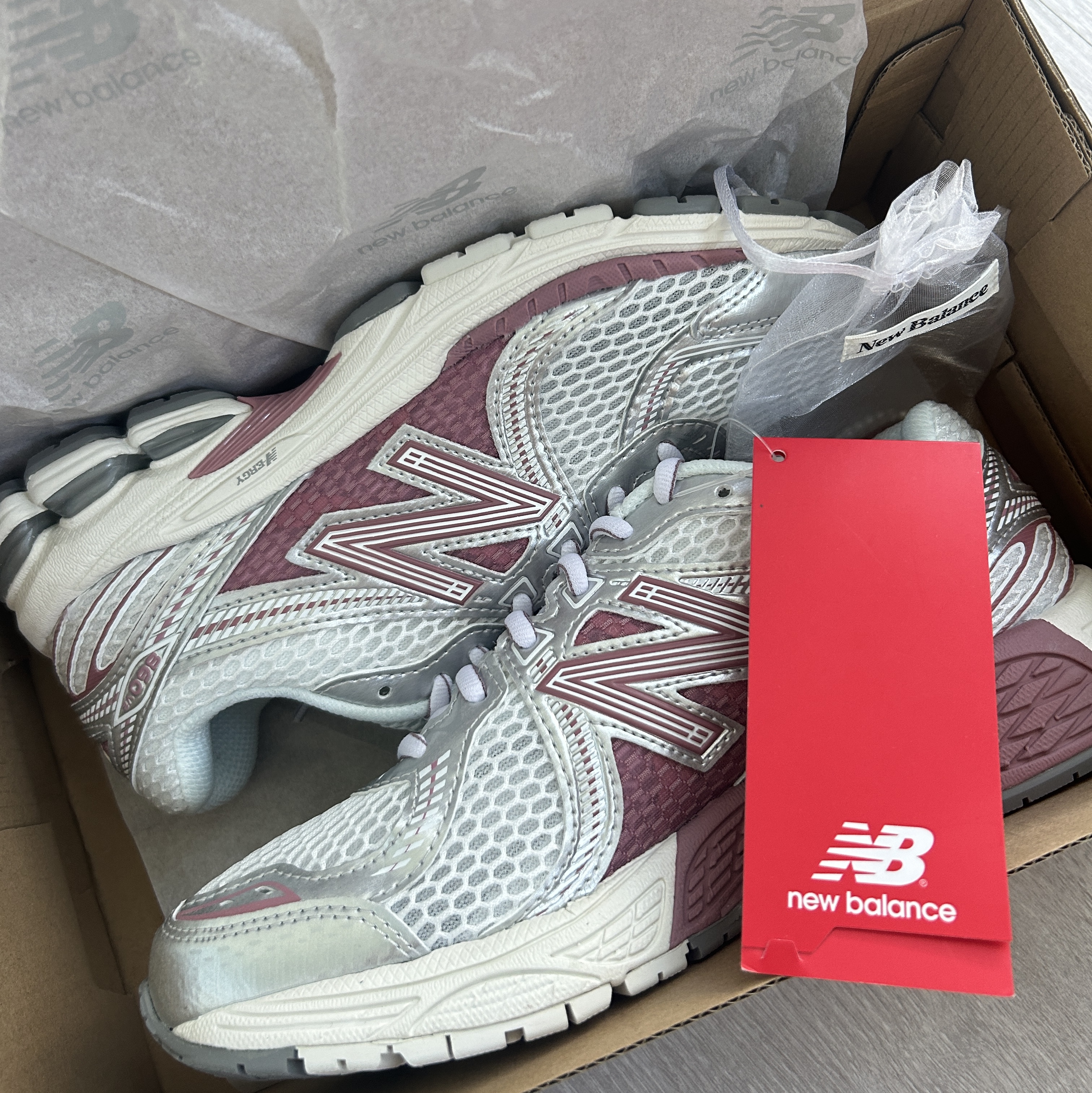 New Balance 860v2 Rosewood Metallic Silver 착용 스타일
