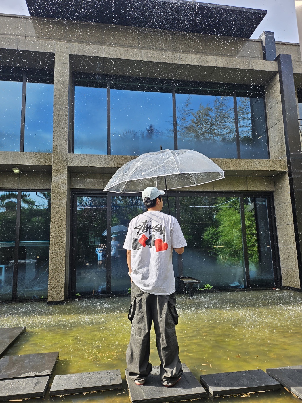 Stussy Suits T-Shirt White 착용 스타일 - 1