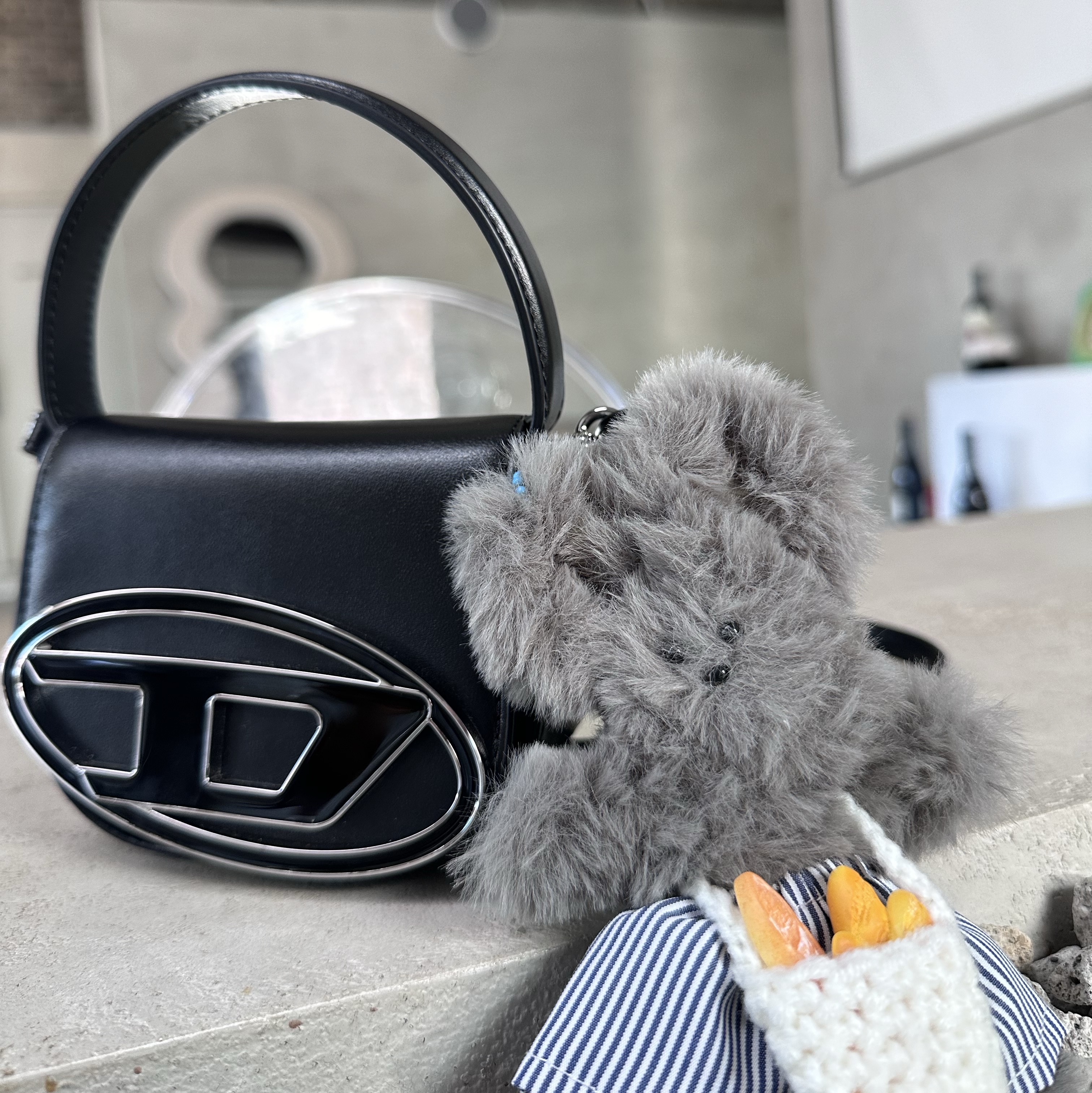 Diesel 1DR Mini Bag Plaque Black 착용 스타일