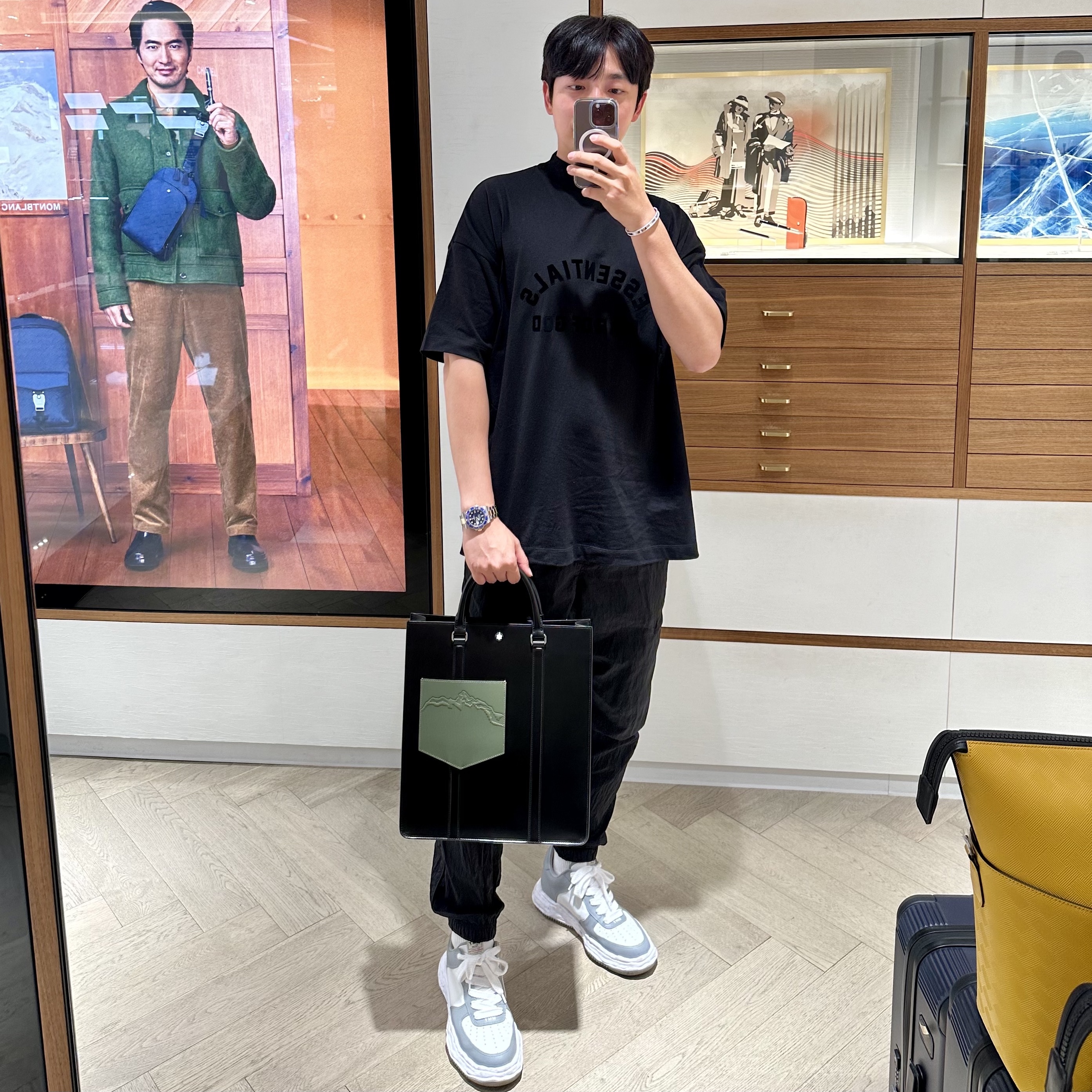 Maison Mihara Yasuhiro Wayne OG Sole Embossed Leather Low-top Sneakers White Grey, Essentials The Black Collection T-Shirt Black - 23SS 착용 스타일 - 2