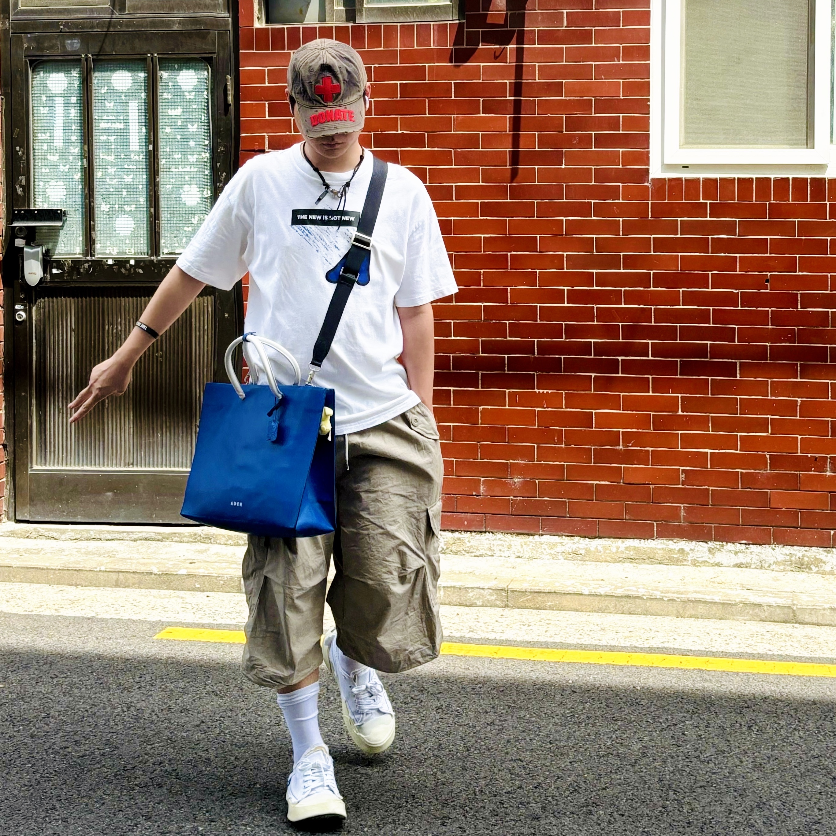 Ader Error Wide Shopper Bag Z-Blue, Converse x Ader Error Shapes T-Shirt Cloud Dancer 착용 스타일 - 1
