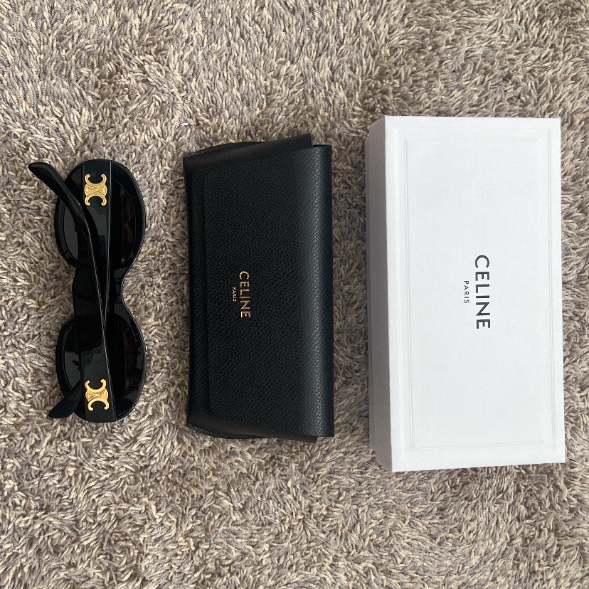 (W) Celine Triomphe 01 Sunglasses in Acetate Black 착용 스타일