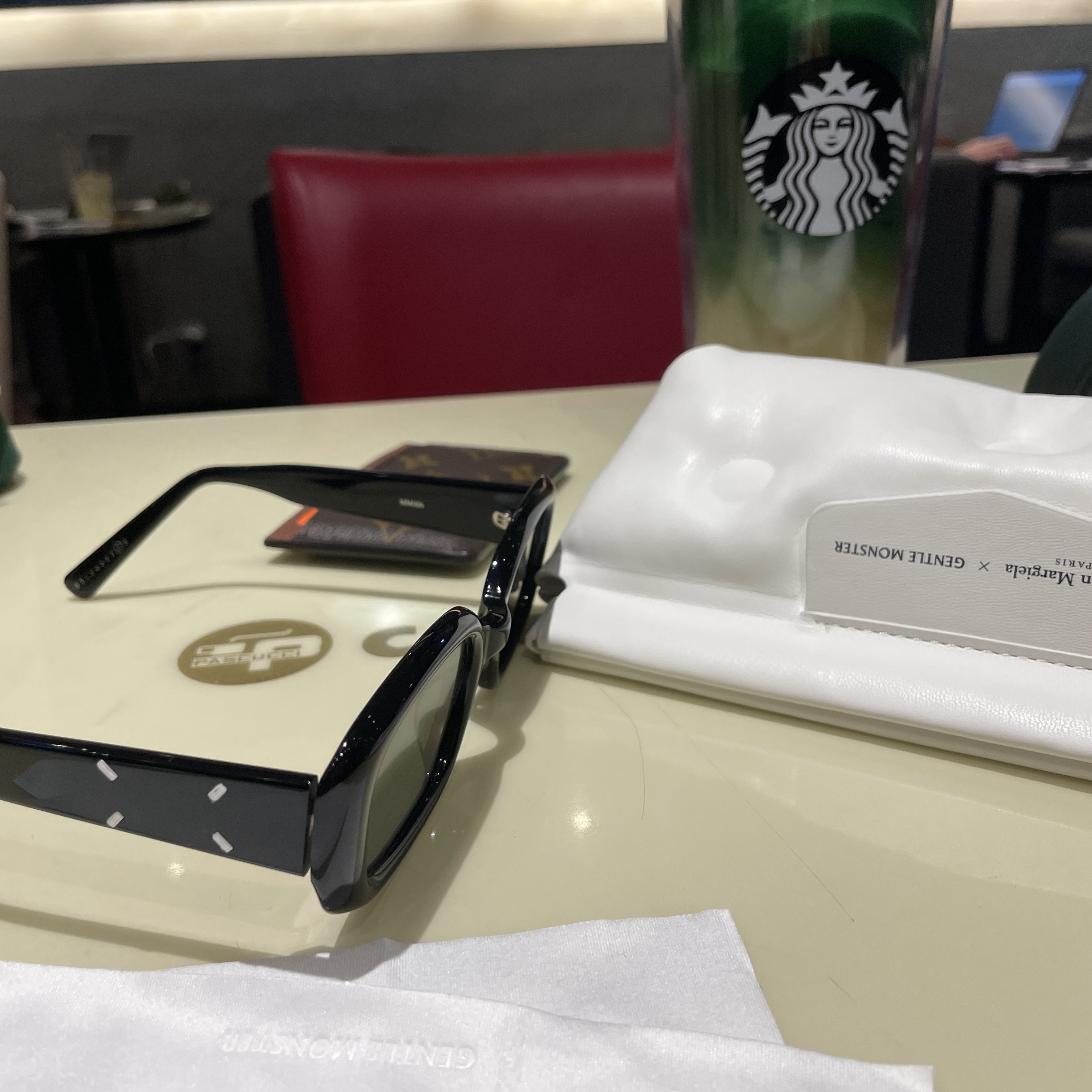 Gentle Monster x Maison Margiela MM106 Black Black 착용 스타일 - 1