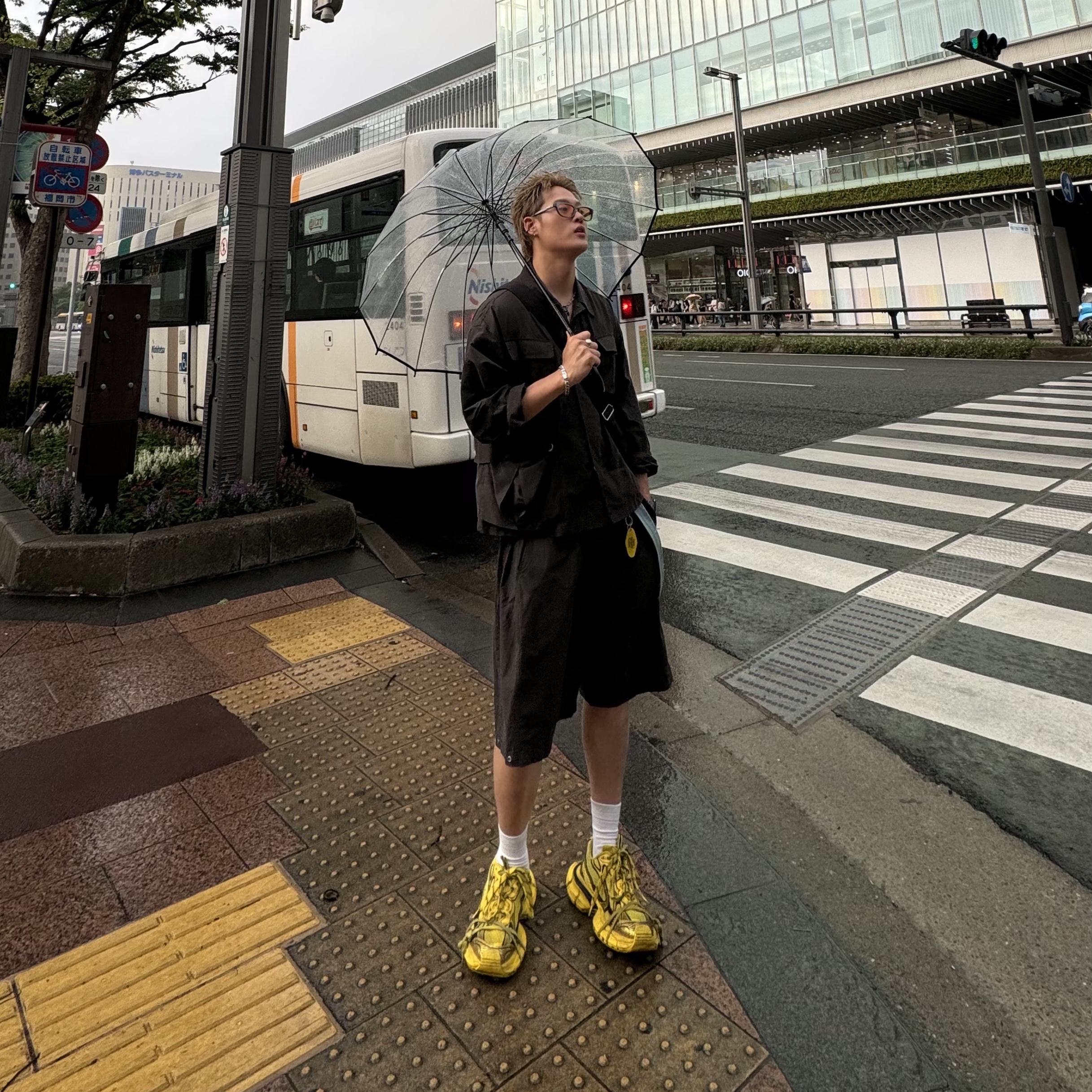 Balenciaga 3XL Sneakers Yellow Black 착용 스타일 - 1