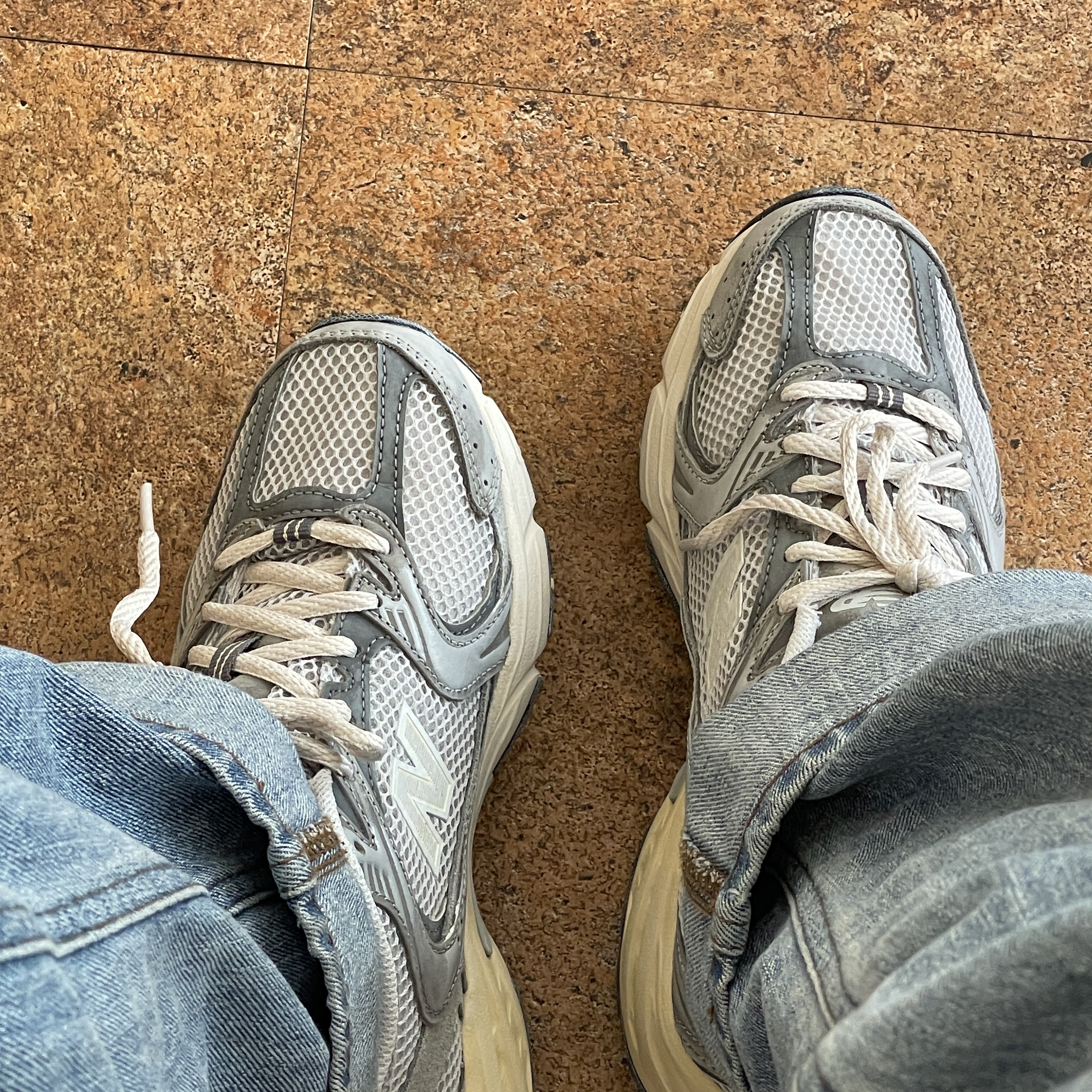 New Balance 530 Premium Vintage Grey Matter 착용 스타일