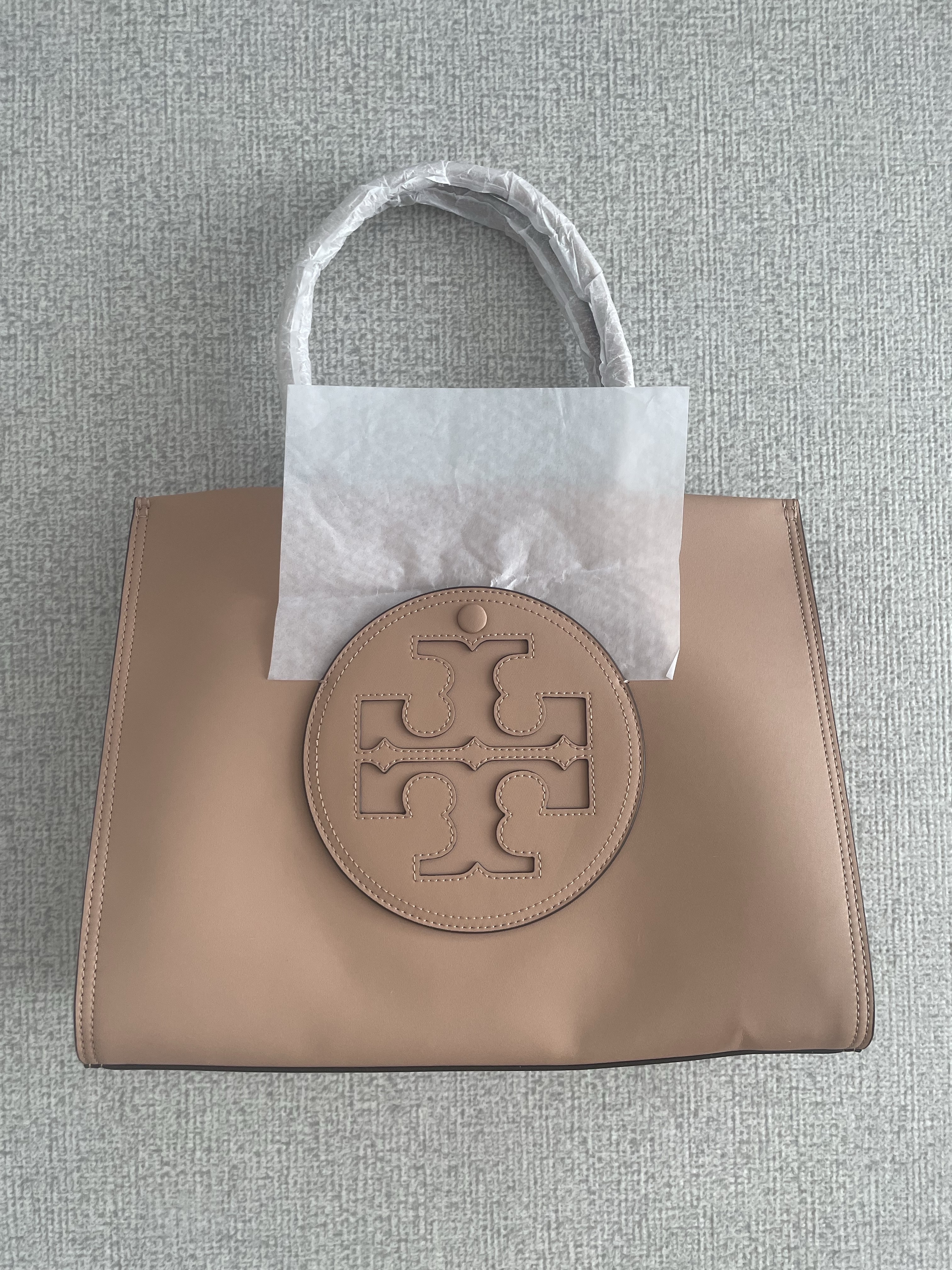 Tory Burch Ella Bio Small Tote Light Sand 착용 스타일