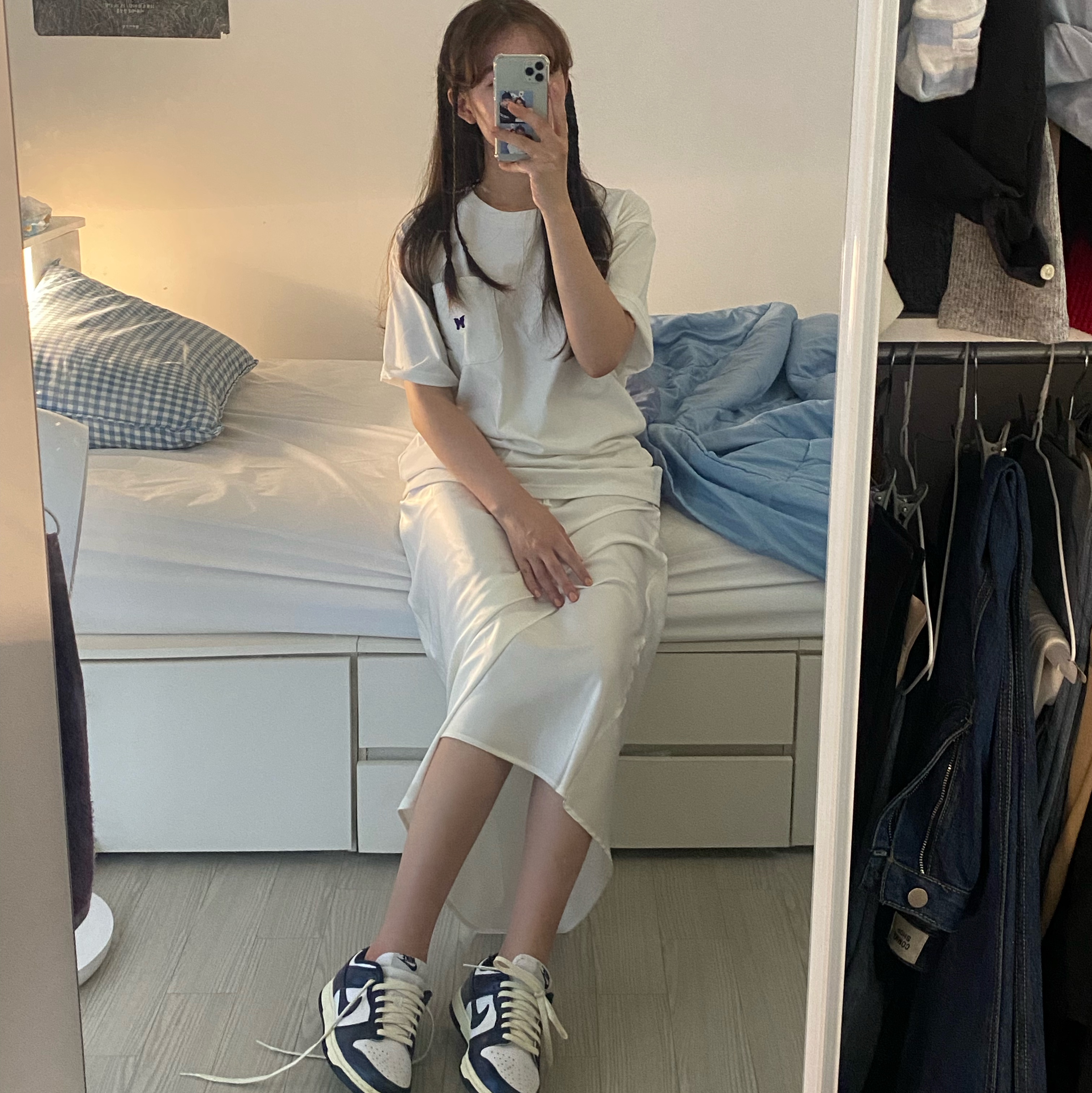 (W) Nike Dunk Low PRM Midnight Navy and White, Needles S/S Crewneck T-Shirt White 착용 스타일 - 2
