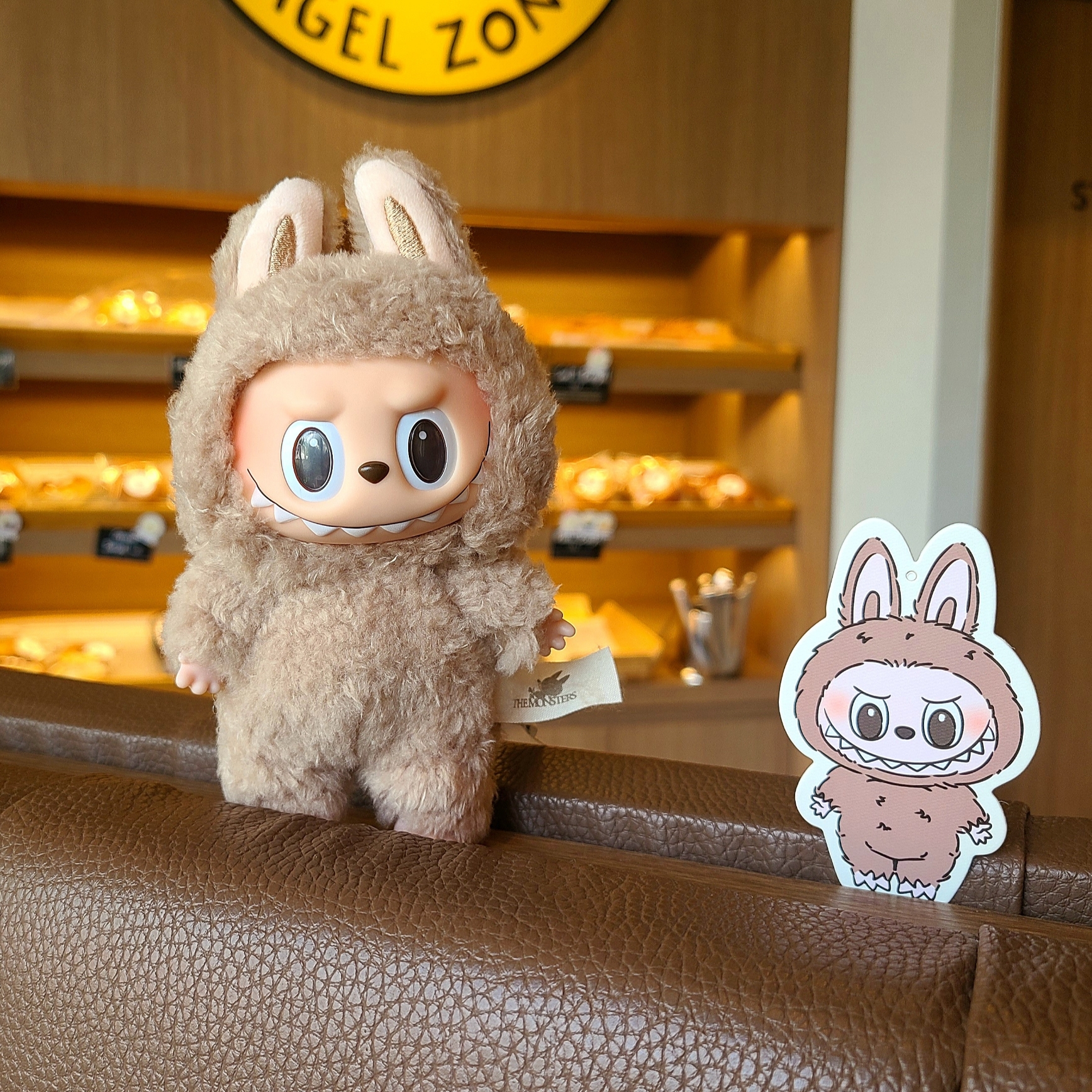 Pop Mart The Monsters Labubu Tasty Macarons Series Sealed Case (6 Blind Boxes), Pop Mart Labubu The Monsters Labubu Tasty Macarons Series Toffe Keyring 착용 스타일 - 2