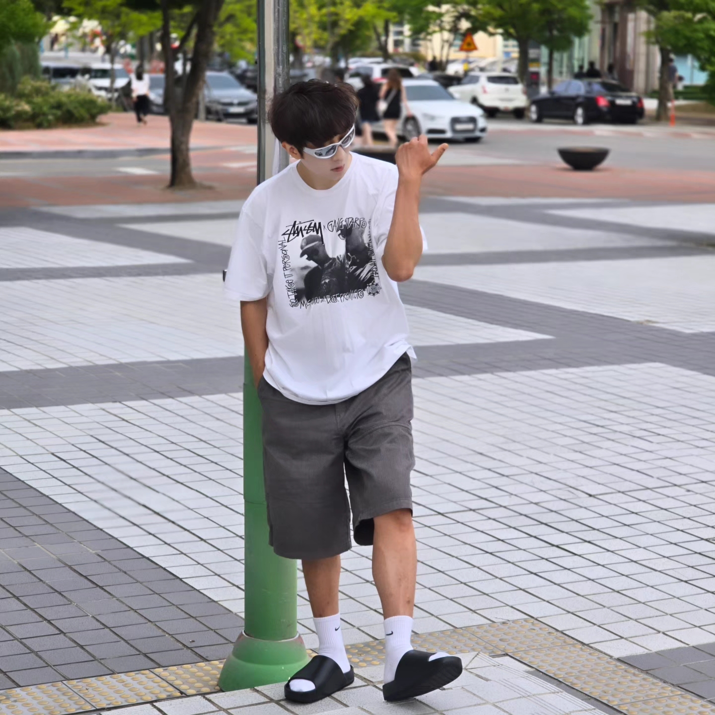 Stussy x Gang Starr Take It Personal T-Shirt White, Nike Calm Slide Black 착용 스타일 - 4