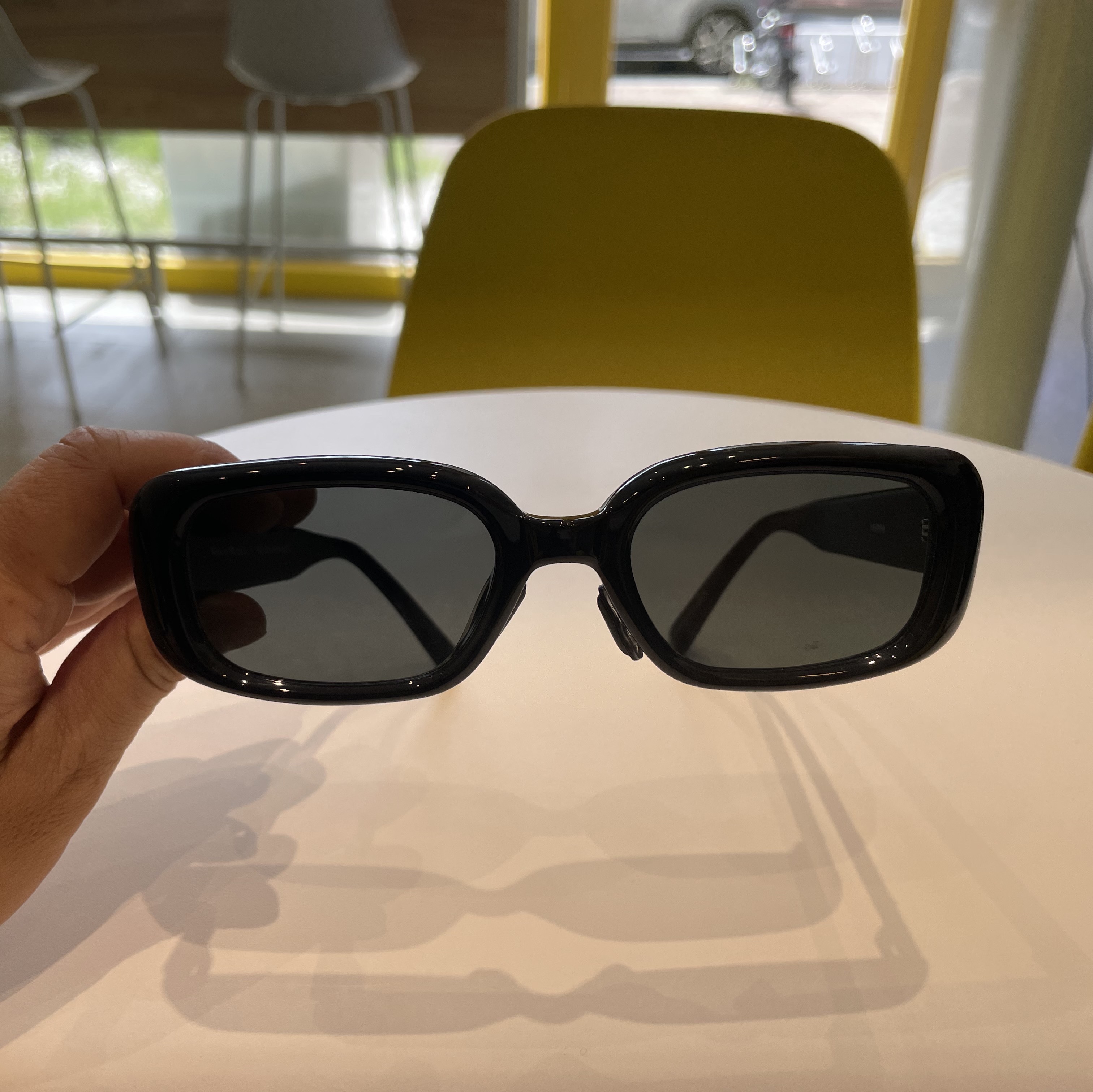 Gentle Monster x Maison Margiela MM106 Black Black 착용 스타일 - 3