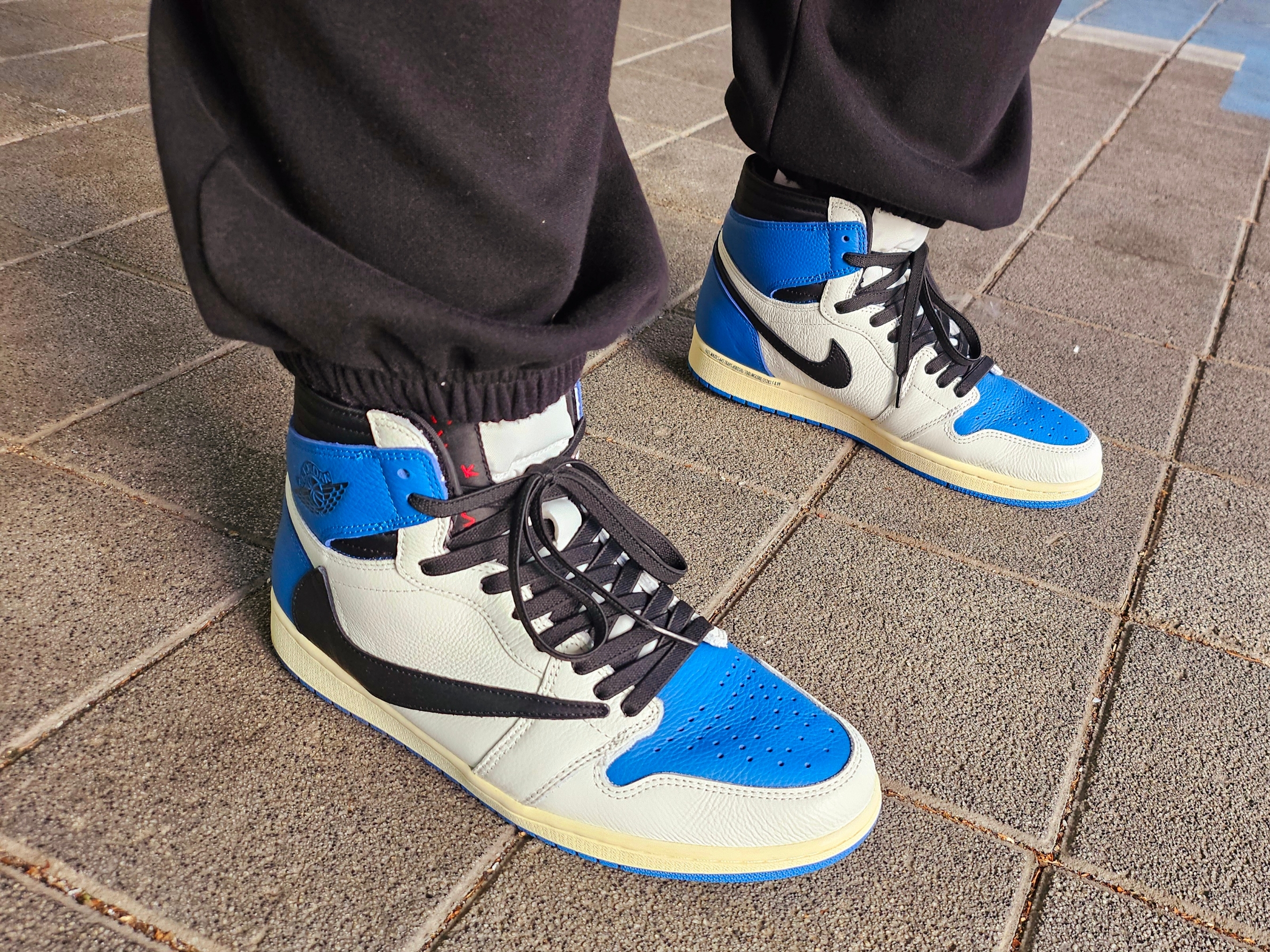 Jordan 1 x Travis Scott x Fragment Retro High OG SP Military Blue 착용 스타일 - 4