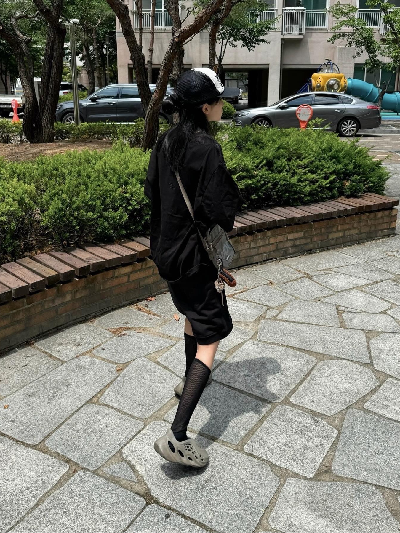 Supreme Shoulder Bag Woodland Camo - 24SS, Adidas Yeezy Foam RNNR Stone Sage 착용 스타일 - 1