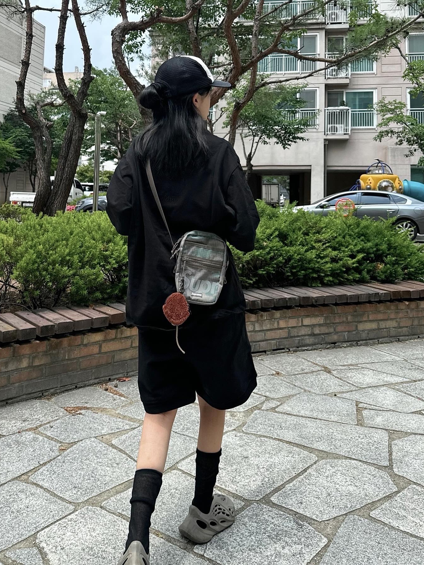 Supreme Shoulder Bag Woodland Camo - 24SS, Adidas Yeezy Foam RNNR Stone Sage 착용 스타일 - 2