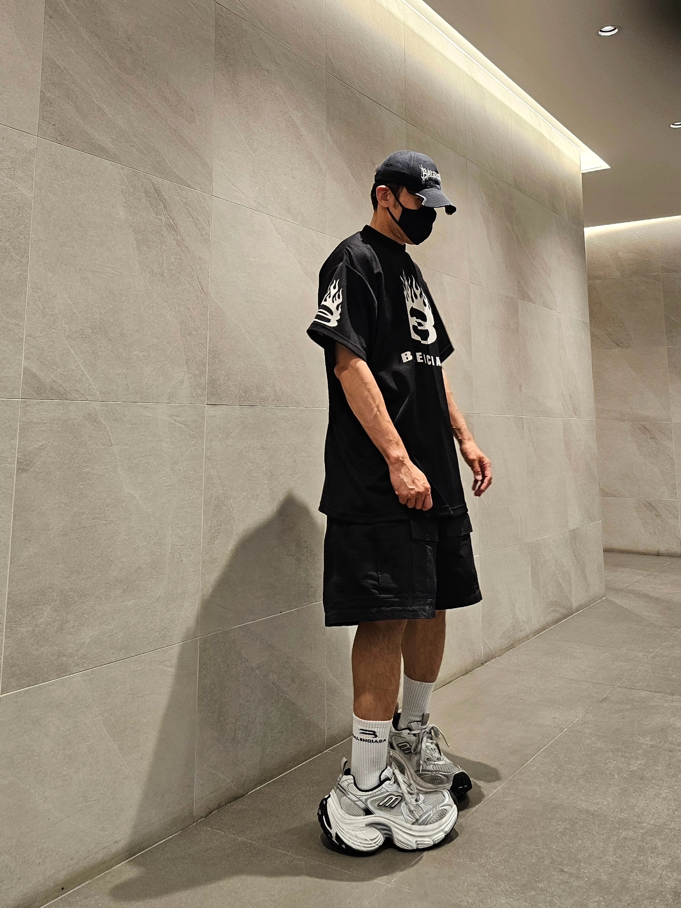 Balenciaga Large Cargo Pants Black, Balenciaga 10XL Sneakers White Grey Silver Black 착용 스타일 - 3