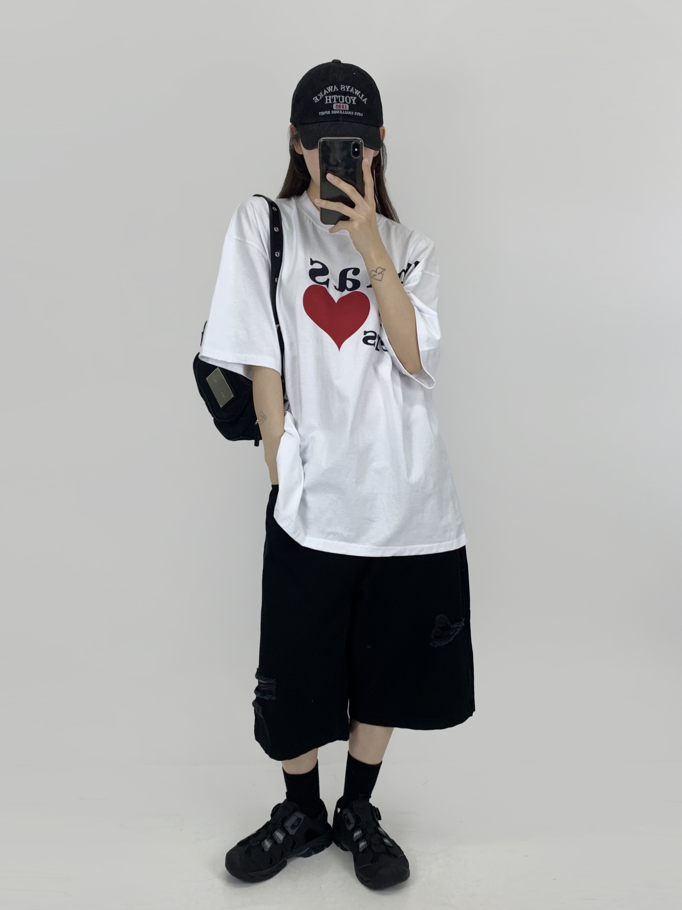 Matin Kim Madeleine Round Bag Black 착용 스타일