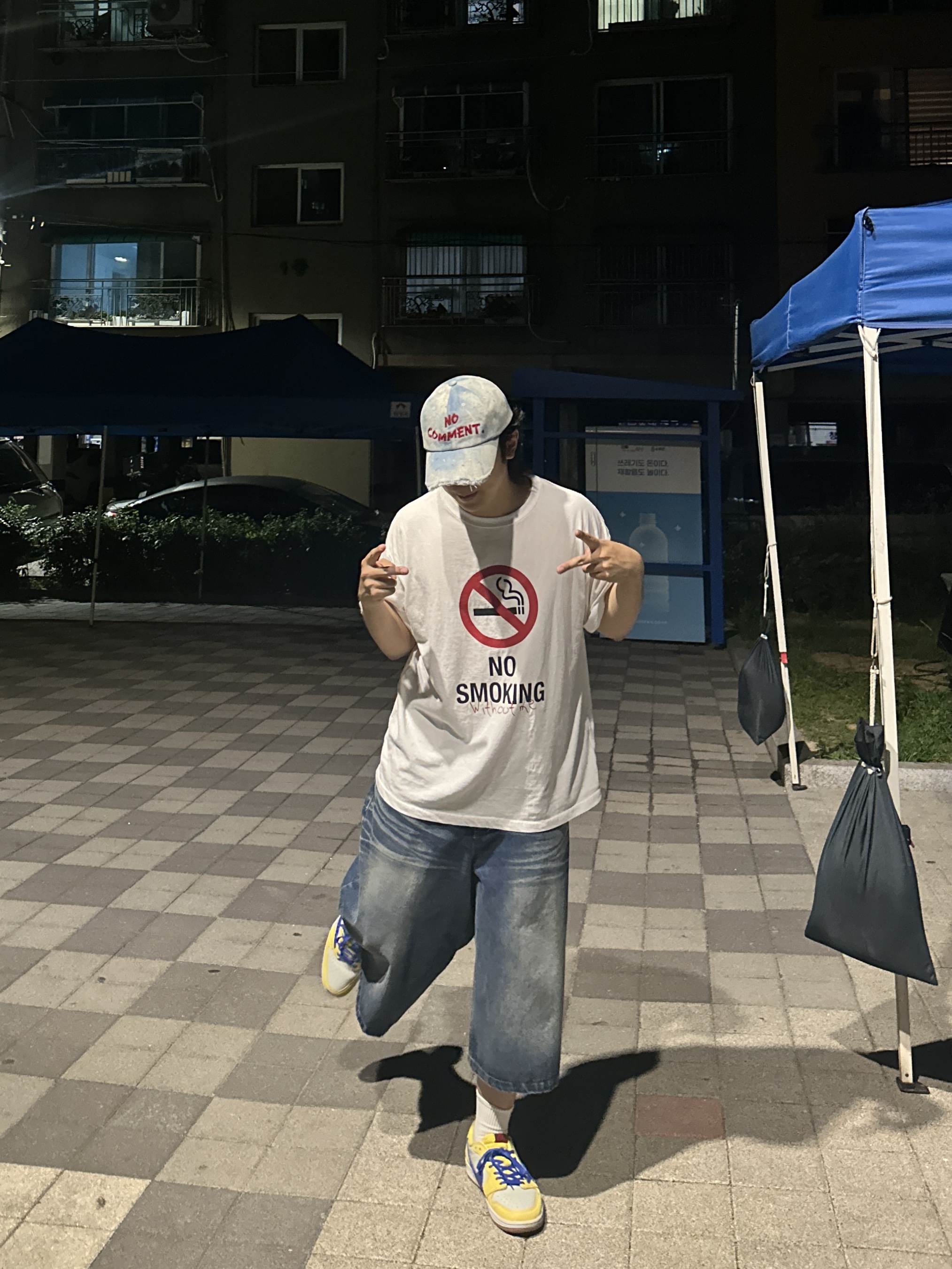 Nos Couleurs No Comment Cap Denim, Project G/R Membership Meme No Smoking Without Me T-Shirt White 착용 스타일 - 1