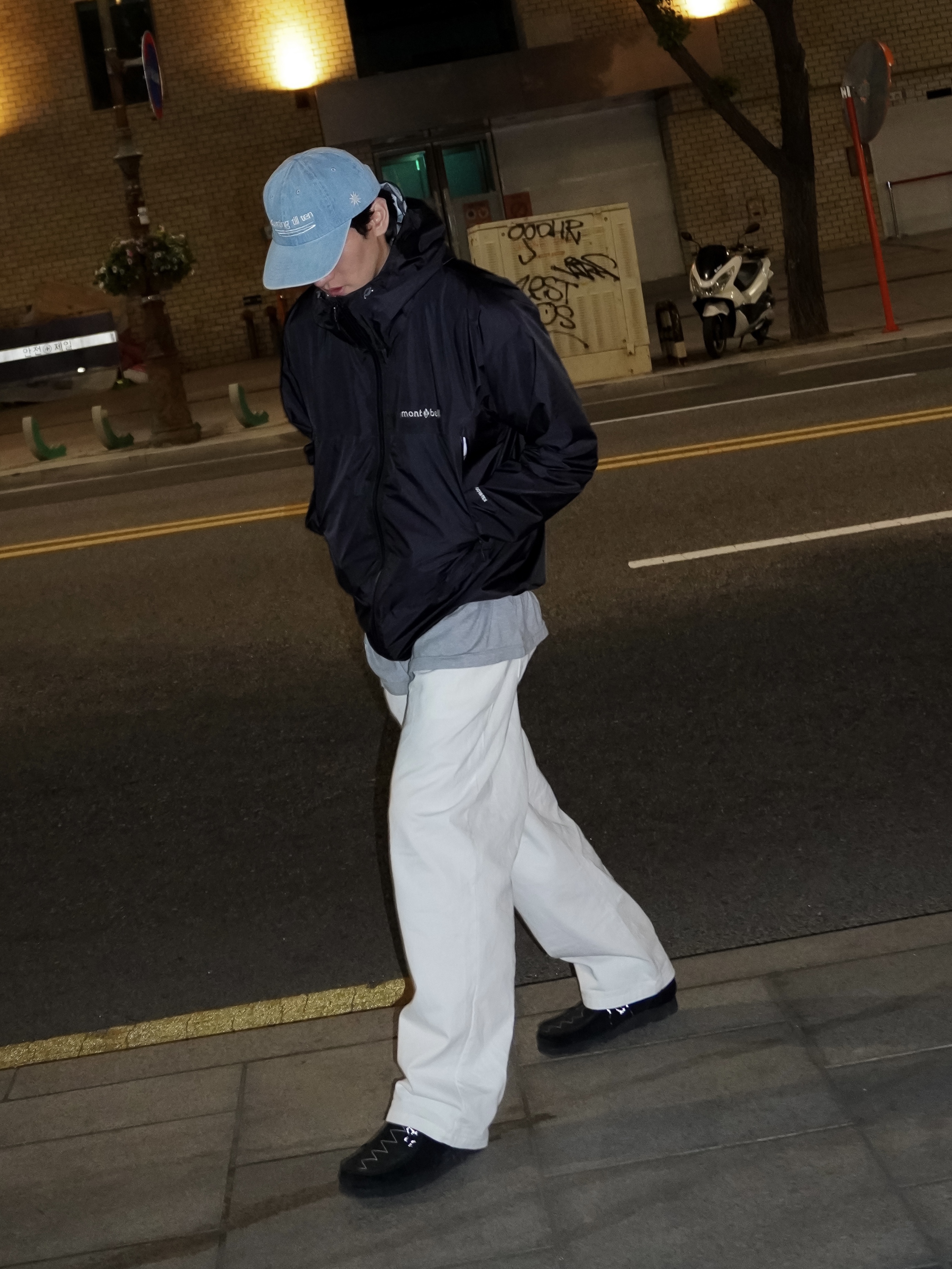Montbell Storm Cruiser Jacket Black, Clarks x Neighborhood Wallabee Boots GTX Black Combi Suede 착용 스타일 - 5