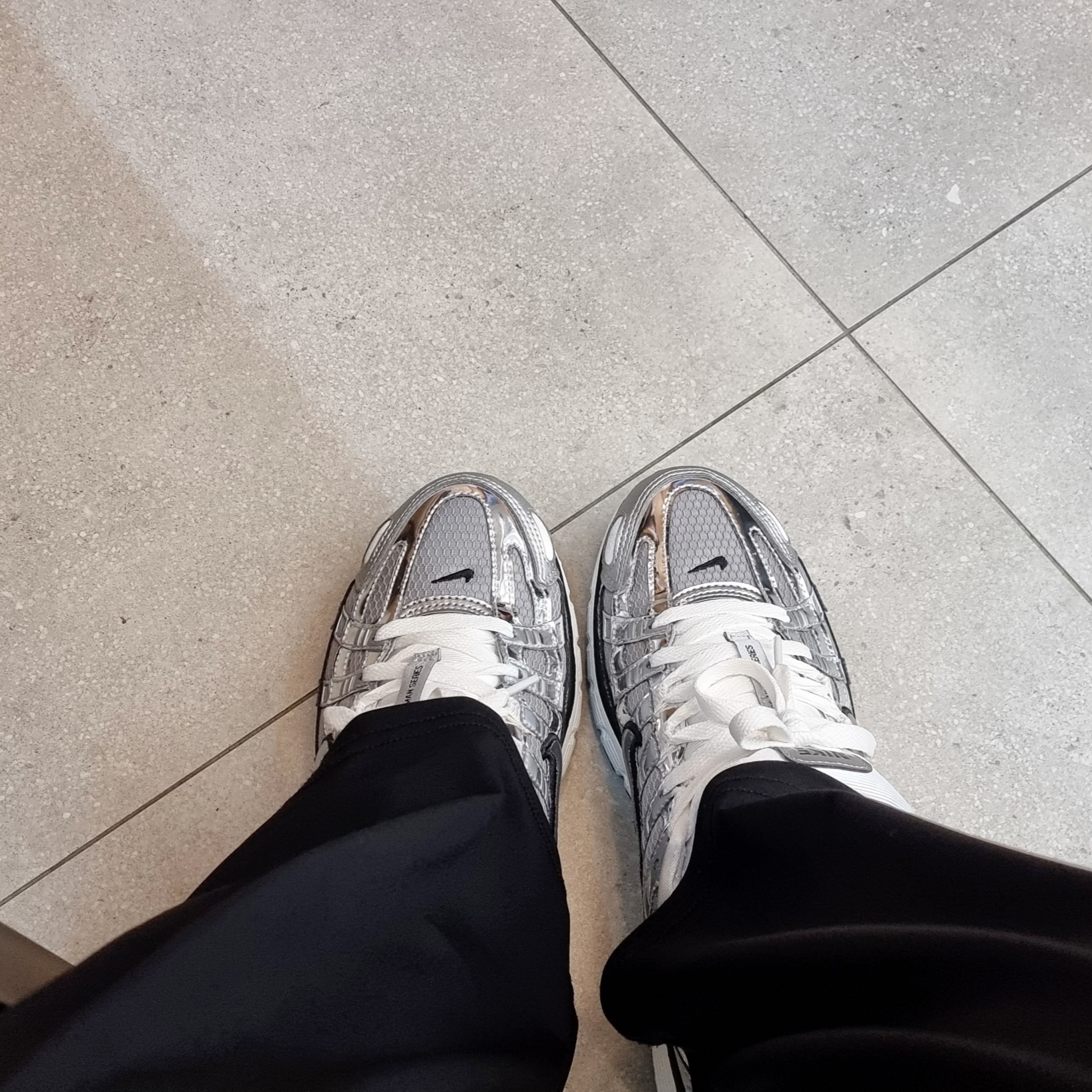 Nike P-6000 Metallic Silver 착용 스타일 - 2