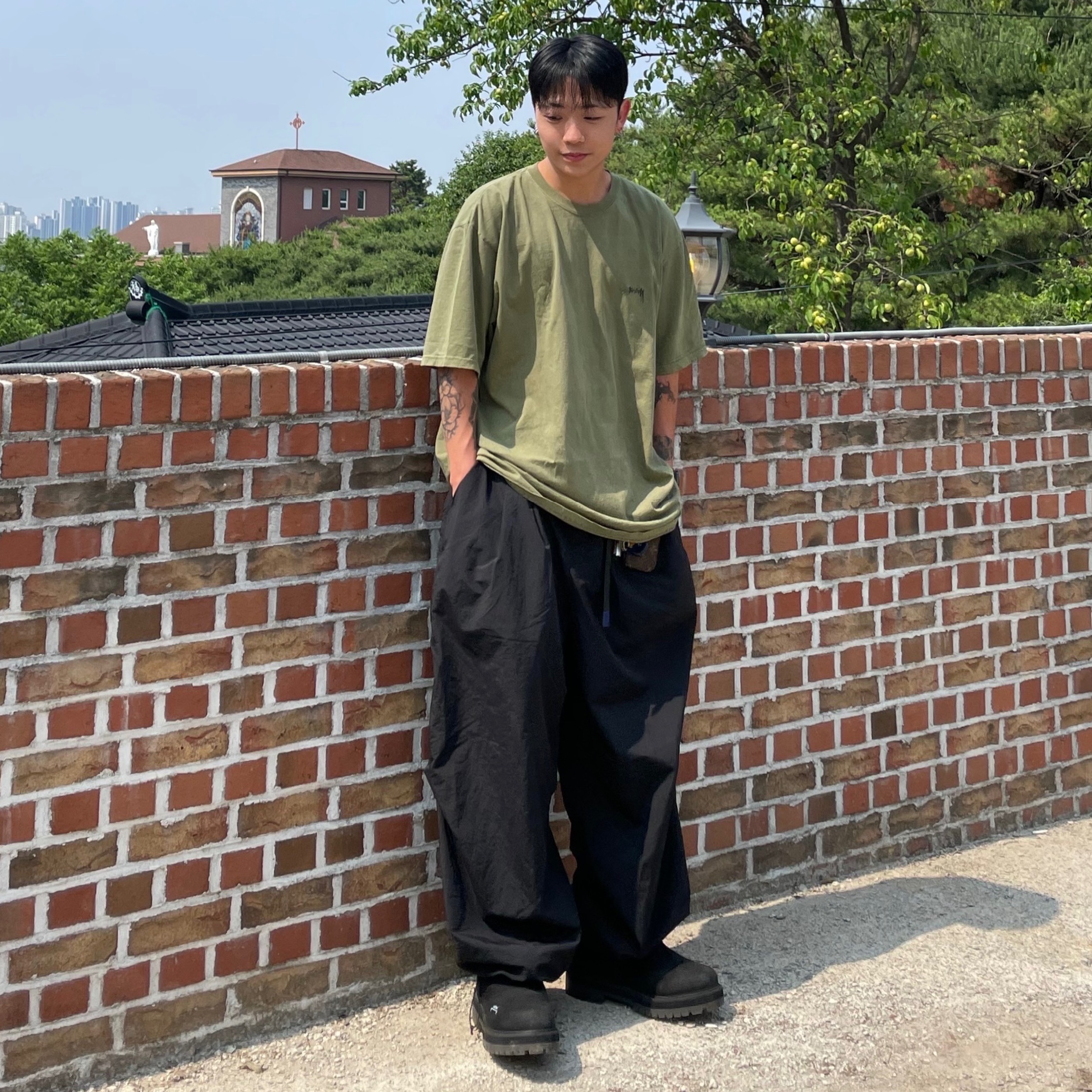 Stussy Smooth Stock Pigment Dyed T-Shirt Olive 착용 스타일 - 1