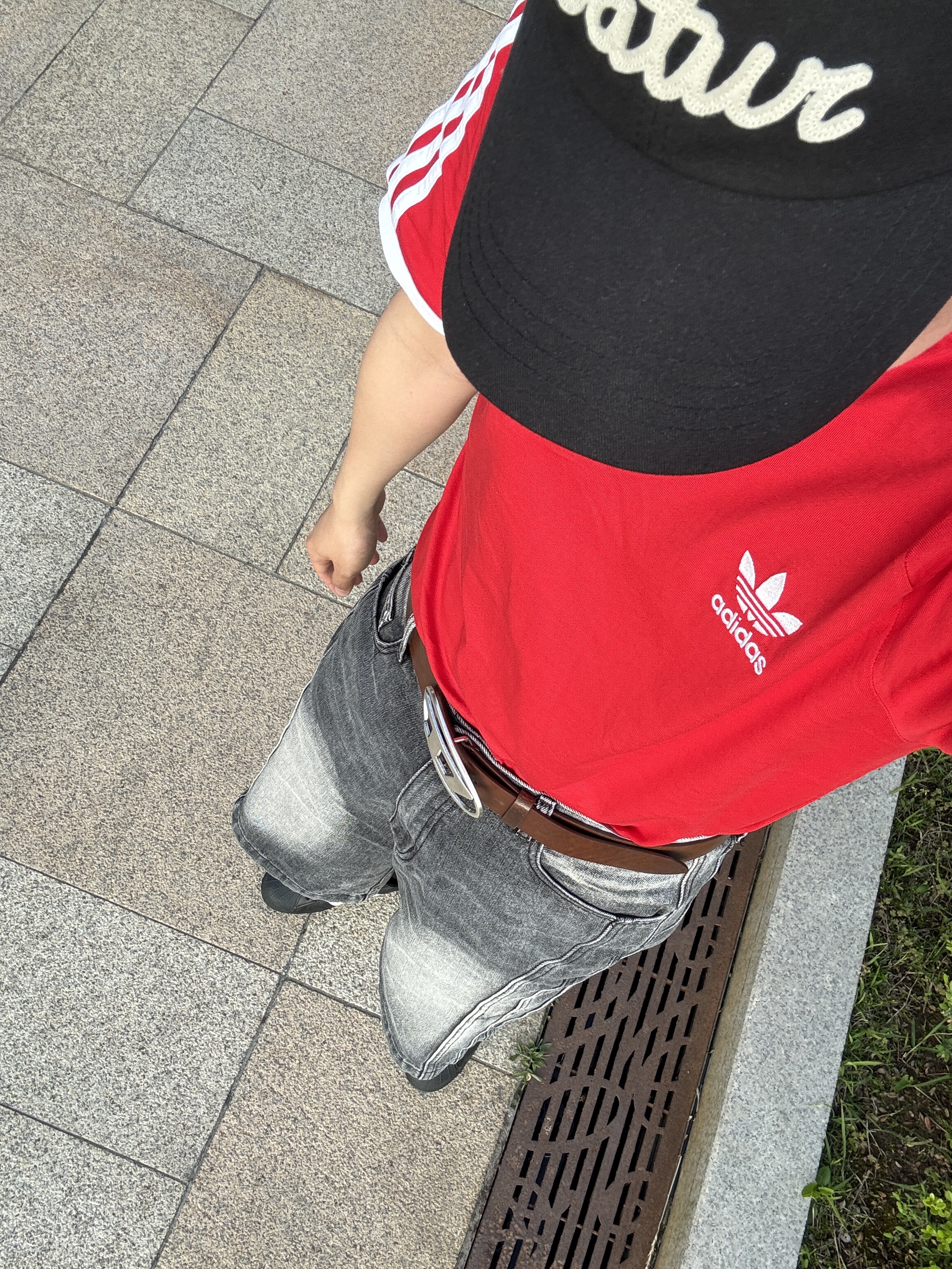 Diesel B-1DR Leather Belt with D Buckle Brown, Adidas Superstar Core Black White 착용 스타일 - 1