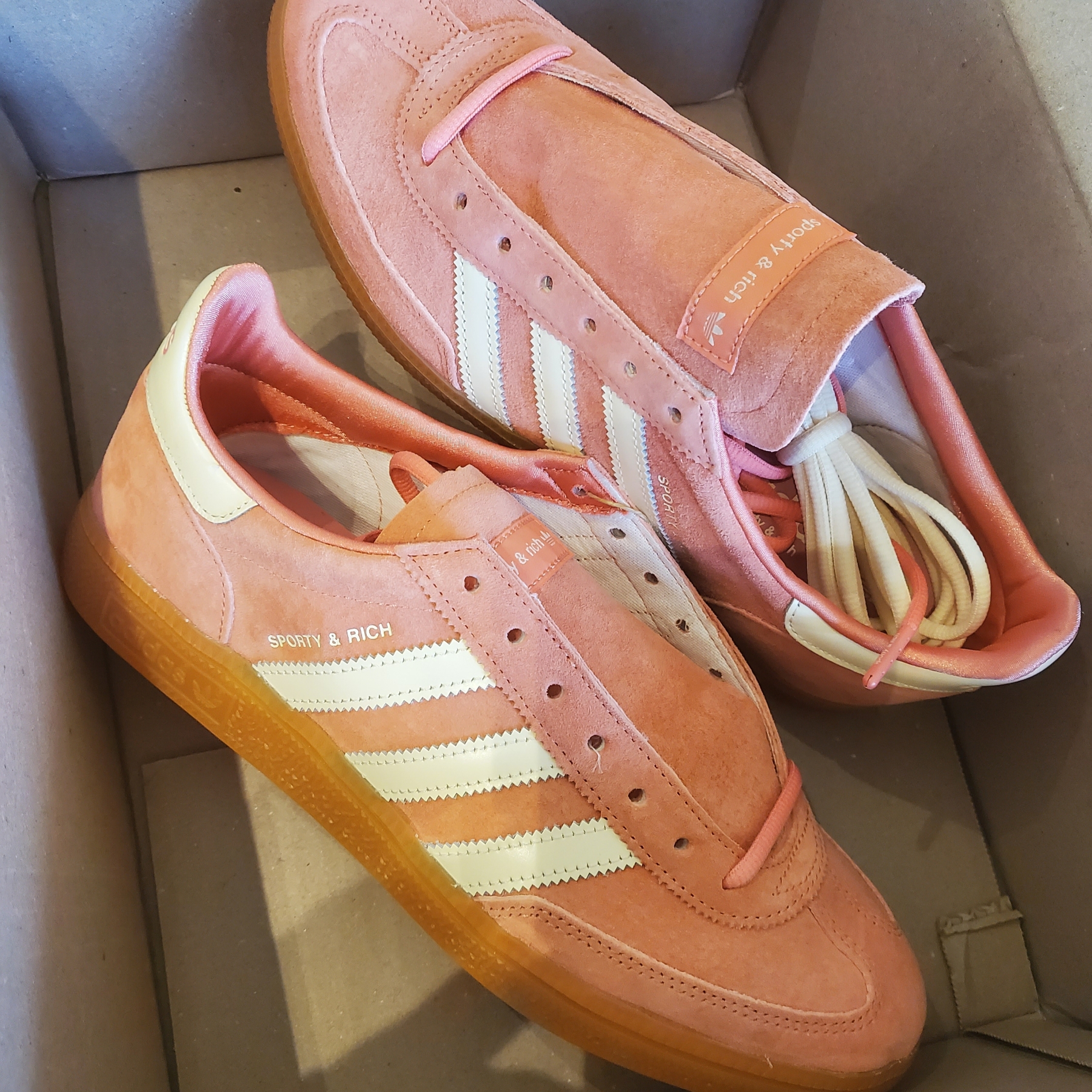 Adidas x Sporty & Rich Spezial Handball Pantone Cream White 착용 스타일 - 3